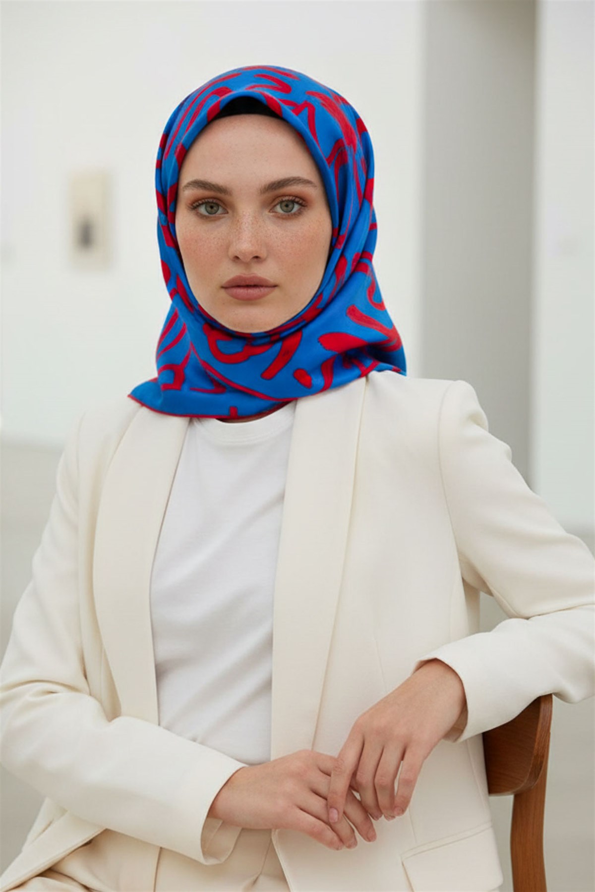 %100 Twill İpek Büyük Çiçek Desenli Saks - Kırmızı Renkli 90x90 Eşarp Dikim Şekli : El Dikişi