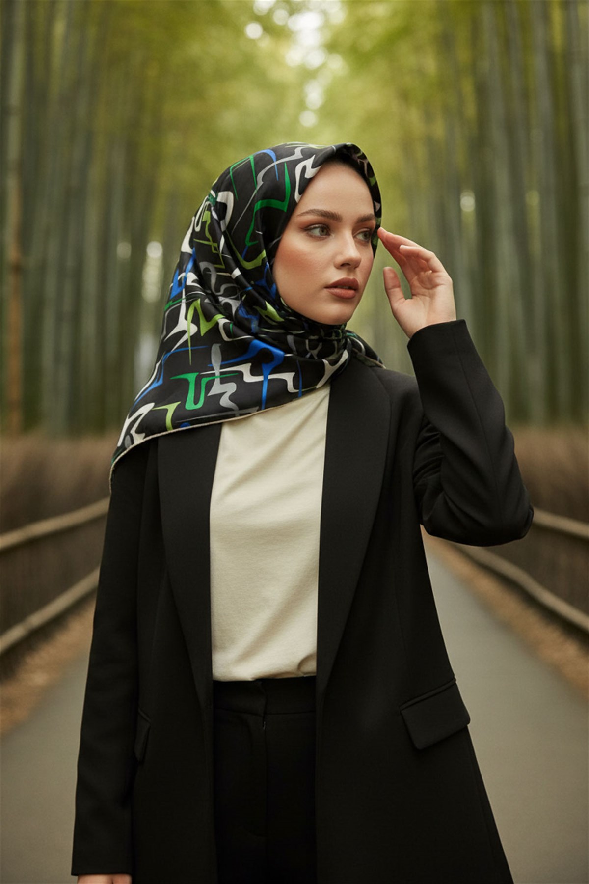 %100 Twill İpek Soyut Geometrik Desenli Saks - Zümrüt Yeşili Renkli 90x90 Eşarp Dikim Şekli : El Dikişi