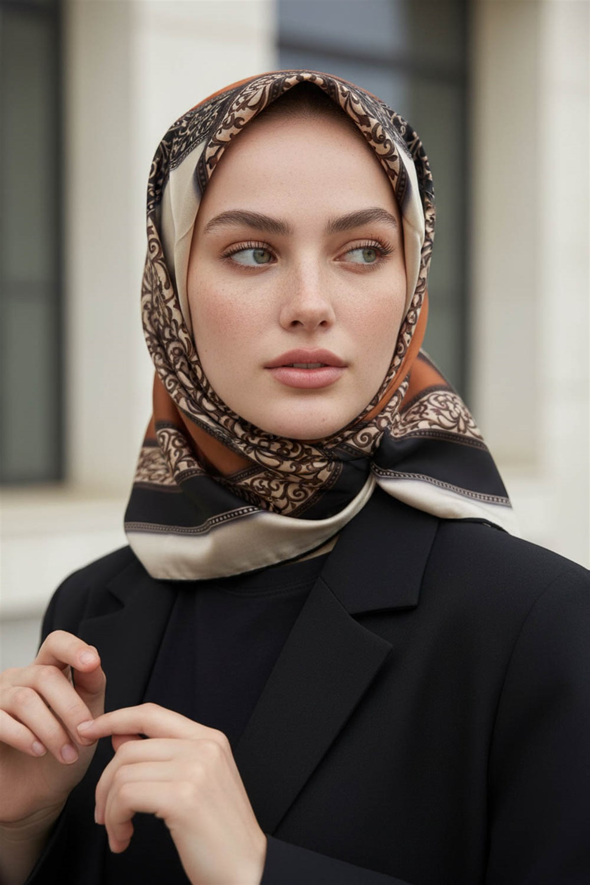 %100 Twill İpek Geometrik Desenli Siyah - Taba Renkli 90x90 Eşarp Dikim Şekli : El Dikişi