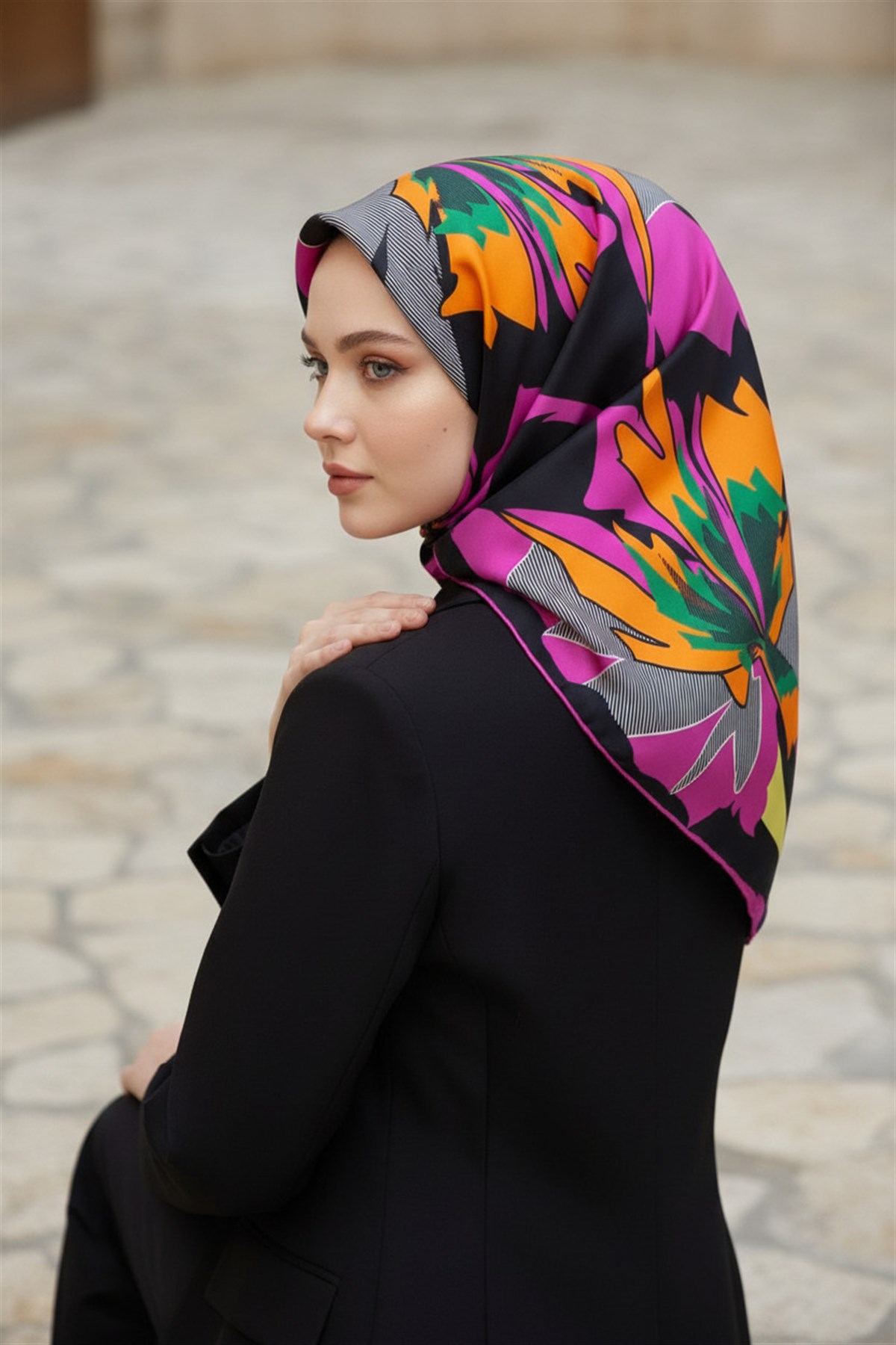 %100 Twill İpek Çiçek Desenli Siyah - Fuşya Renkli 90x90 Eşarp Dikim Şekli : El Dikişi
