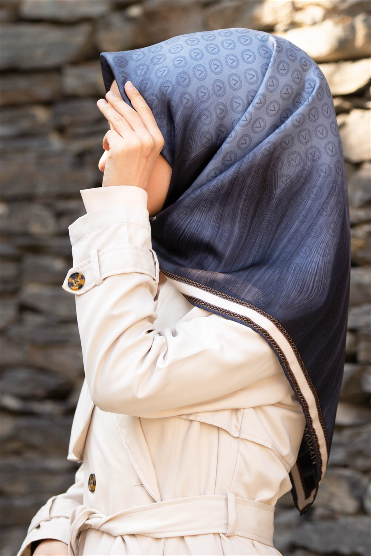 % 57 İPEK % 43 VİSKON Twill İpek Monogram Desenli İndigo Renkli 90x90 Dikim Şekli : El Dikişi Eşarp