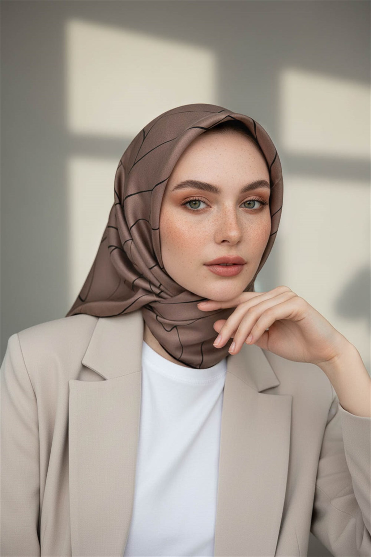 %100 Twill İpek Çizgi Desenli Vizon - Siyah Renkli 90x90 Eşarp Dikim Şekli : El Dikişi