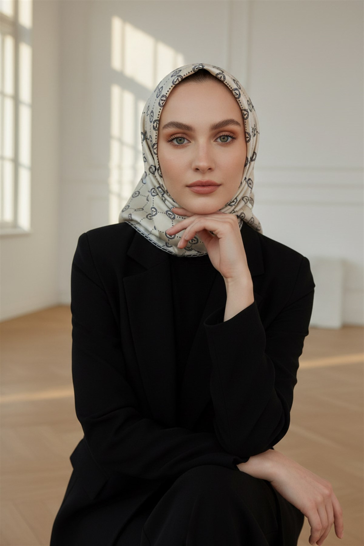 %100 Twill İpek Monogram Desenli Krem - Siyah Renkli 90x90 Eşarp Dikim Şekli : El Dikişi
