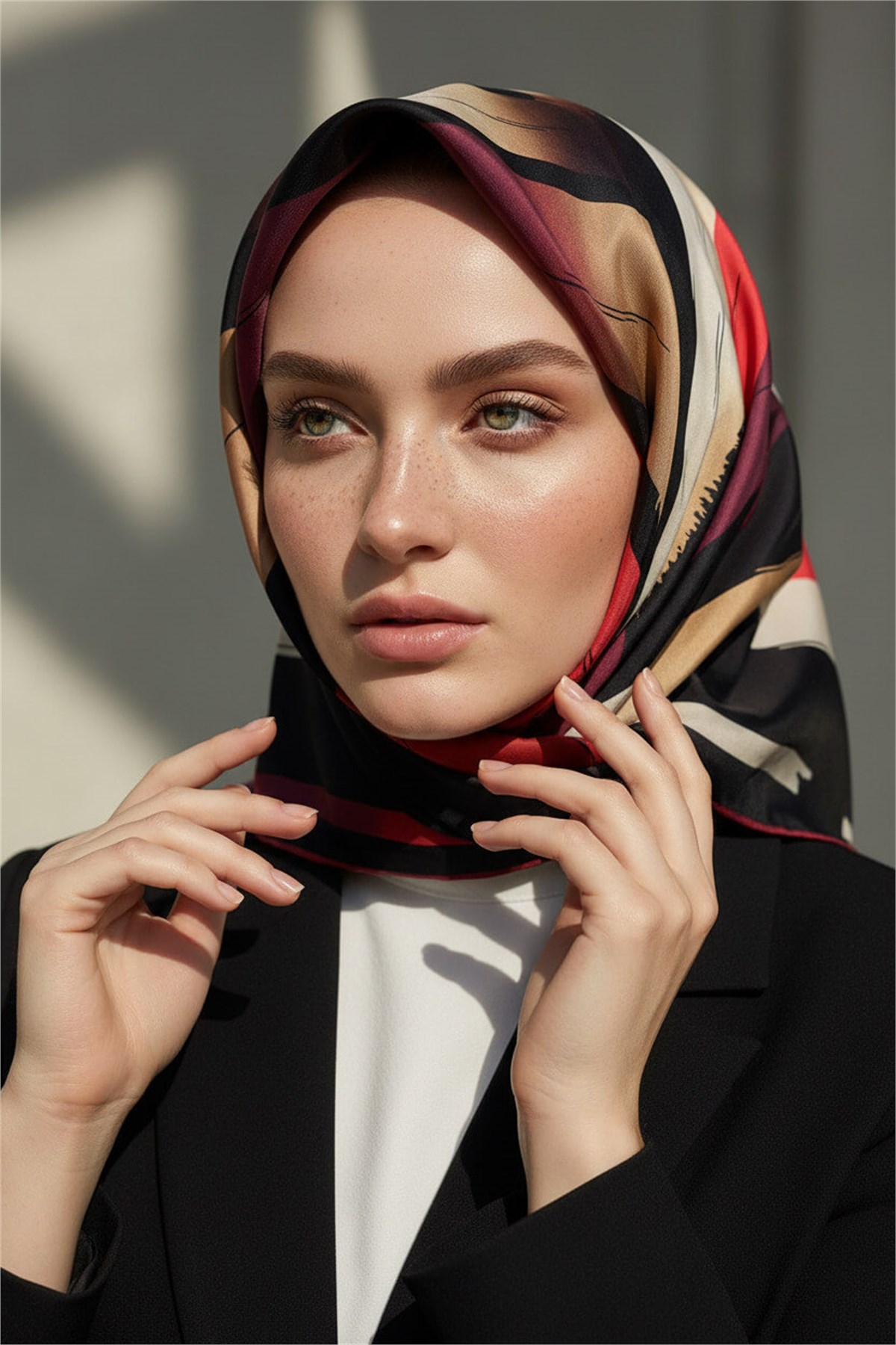 %100 Twill İpek Geometrik Fırça İzi Desenli Siyah - Bordo Renkli 90x90 Eşarp Dikim Şekli : El Dikişi