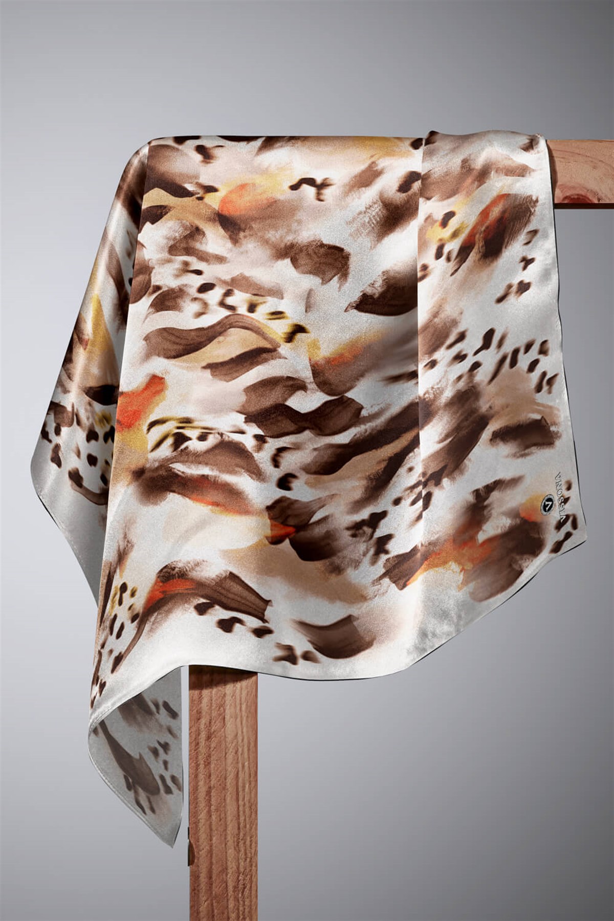 %100 Twill İpek Batik Desenli Sütlü Kahve - Turuncu Renkli 90x90 Eşarp Dikim Şekli : El Dikişi