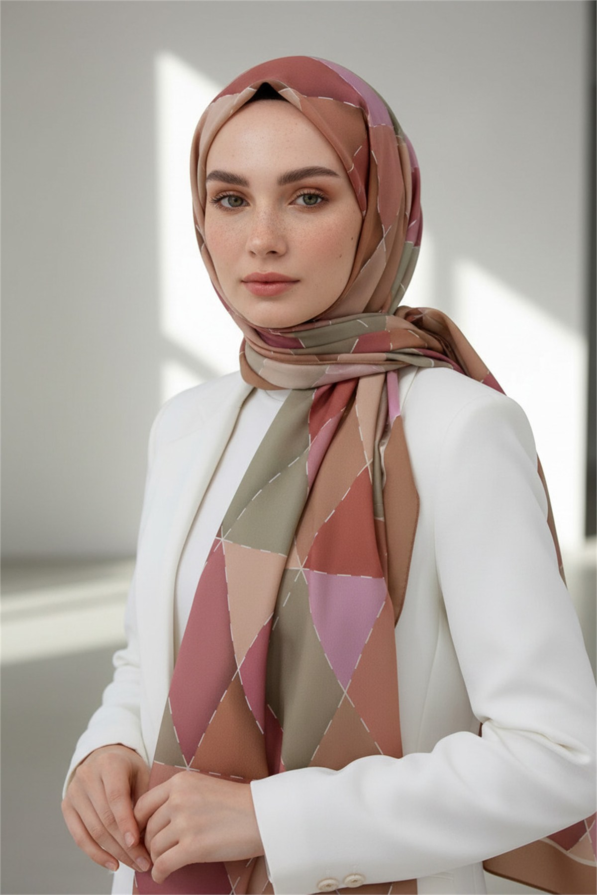 KREP ÜÇGEN YAMA DESENLİ PUDRA RENKLİ 75X195 KIRIŞMAZ ŞAL