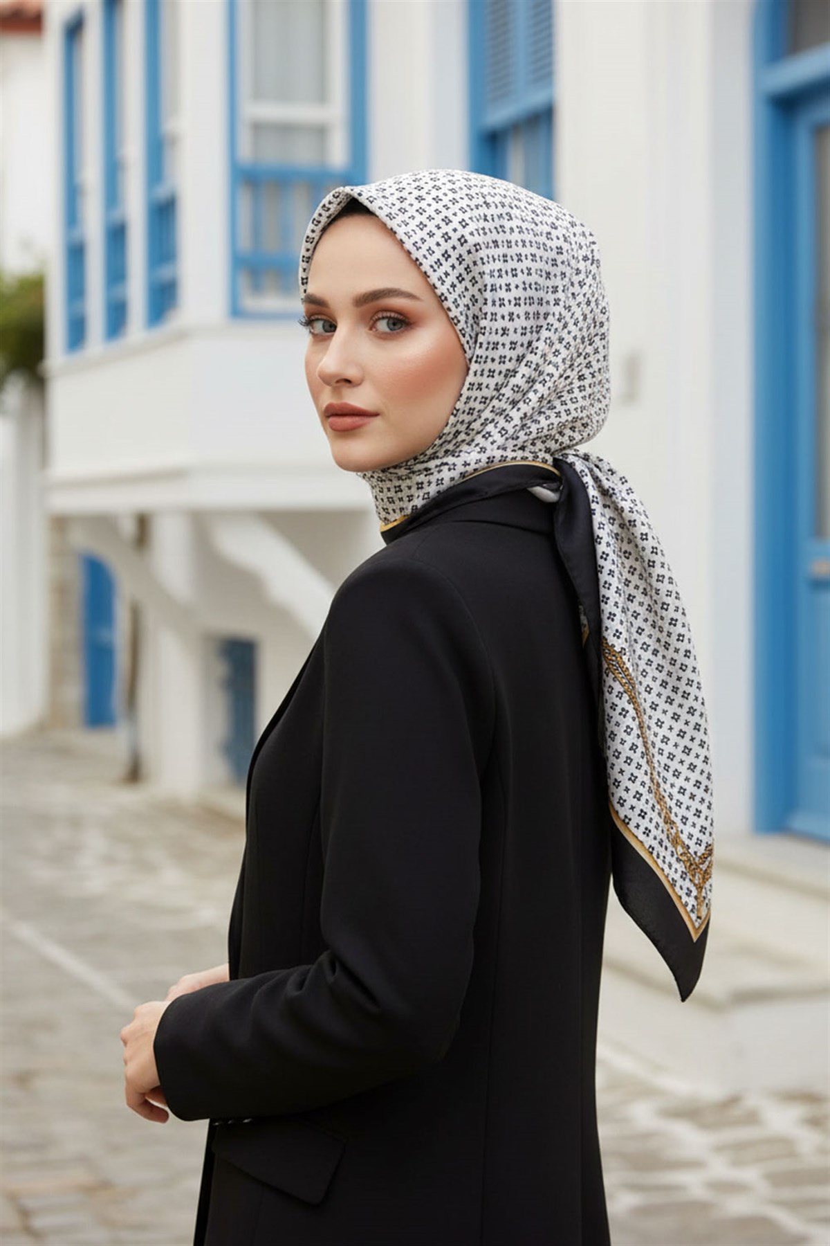 %57 İPEK %43 VİSKON Twill İpek Zincir Desenli Krem - Siyah Renkli 90x90 Eşarp Dikim Şekli : El Dikişi
