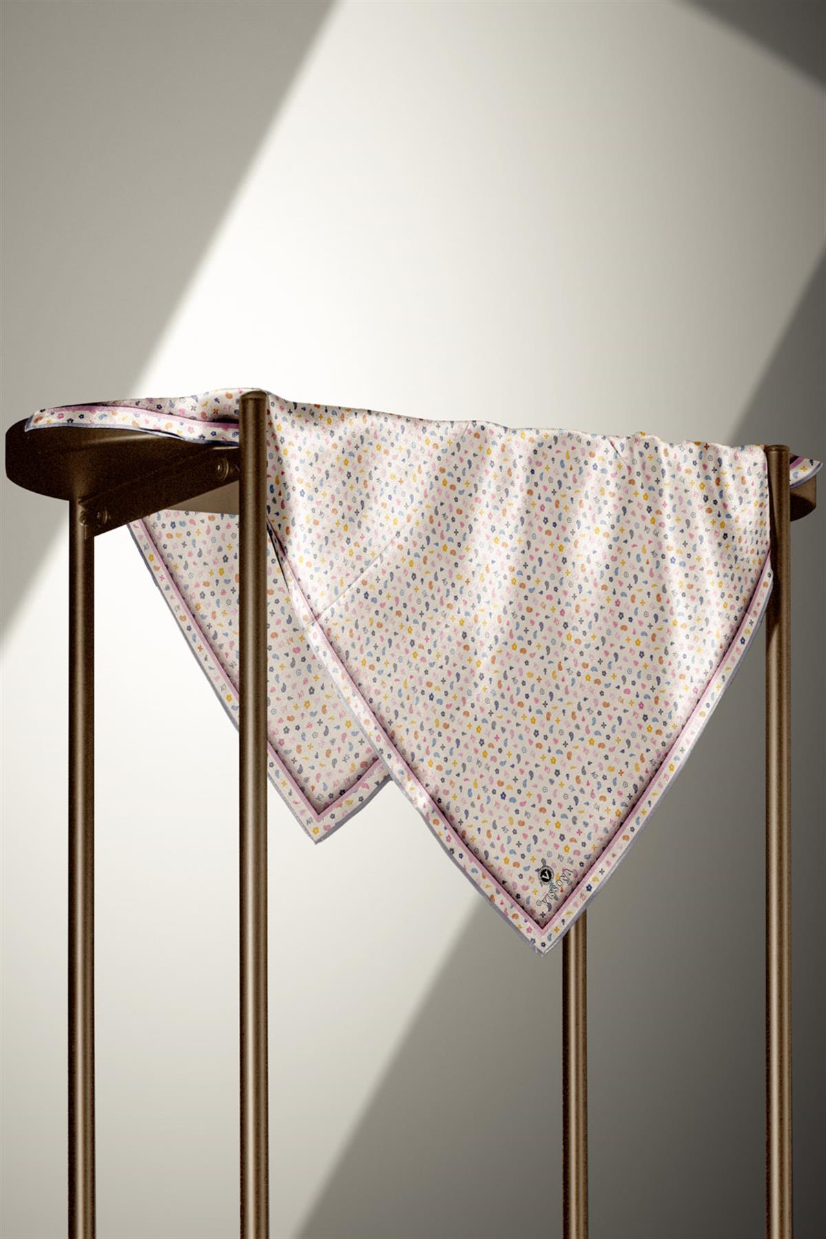 %100 Twill İpek Çıtır Desenli Krem - Pembe Renkli 90x90 Eşarp Dikim Şekli : El Dikişi