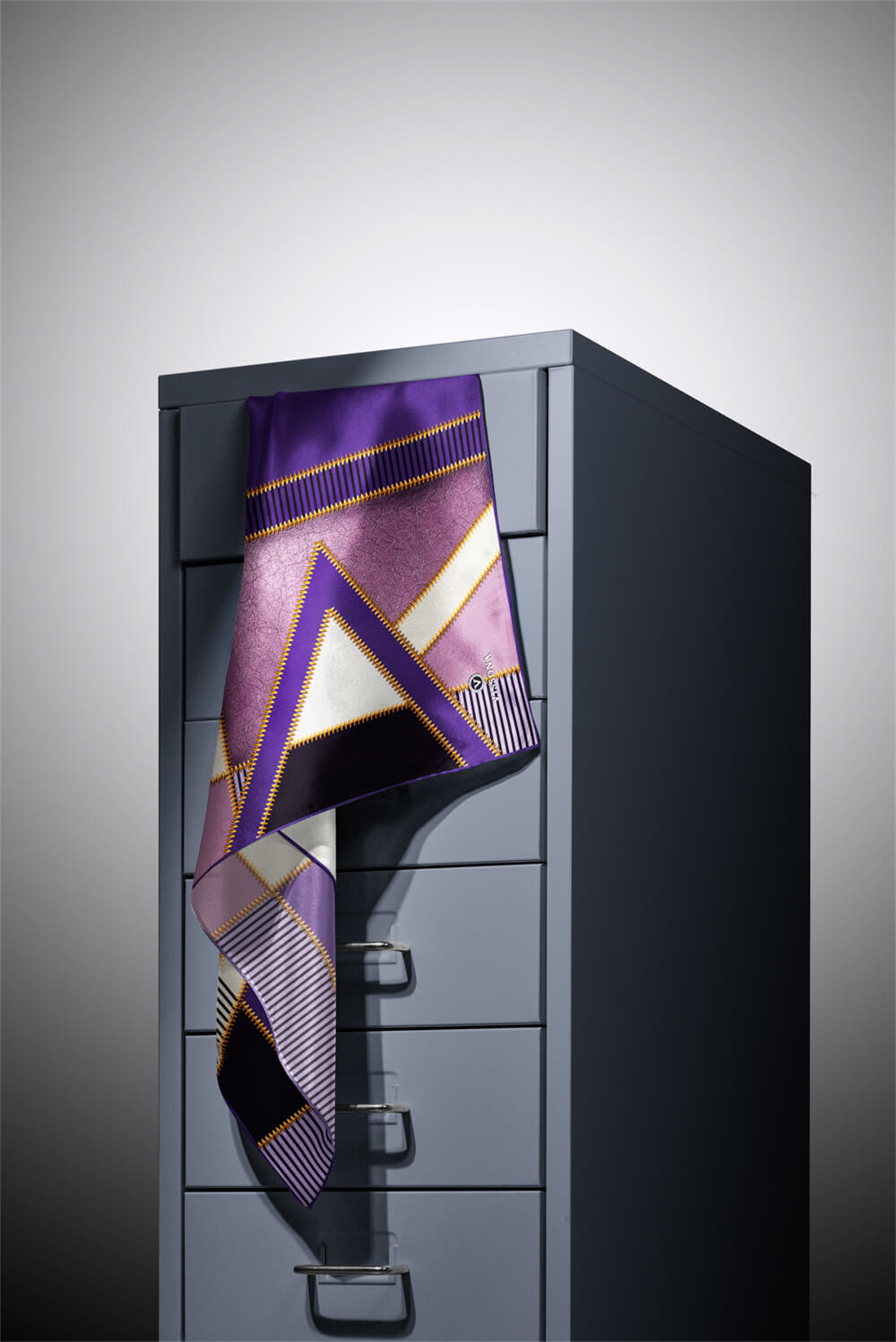 %57 İPEK % 43 VİSKON Twill İpek Geometrik Desenli Mor - Lila Renkli 90x90 Eşarp Dikim Şekli : El Dikişi