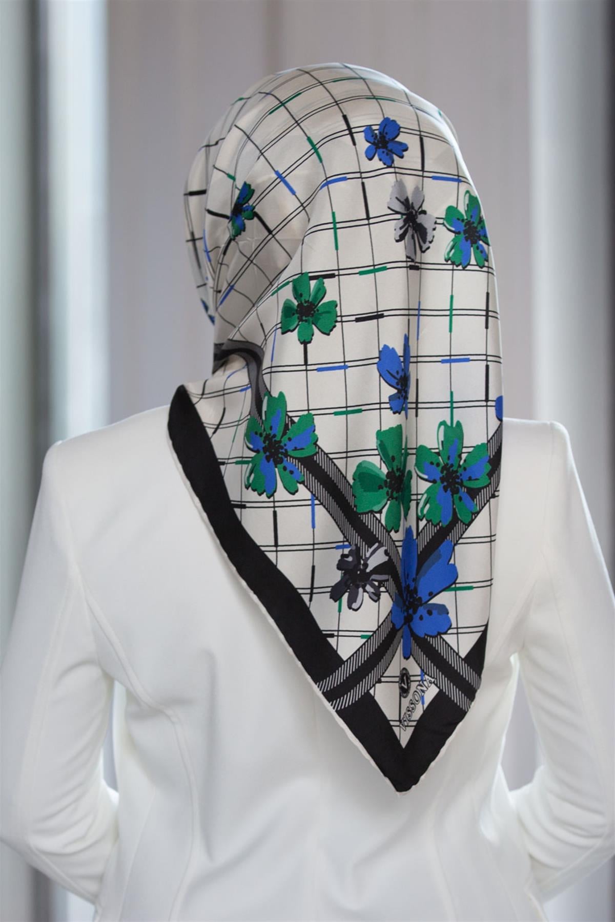 %100 Twill İpek Çıtır Çiçek Desenli Saks - Zümrüt Yeşili Renkli 90x90 Eşarp Dikim Şekli : El Dikişi