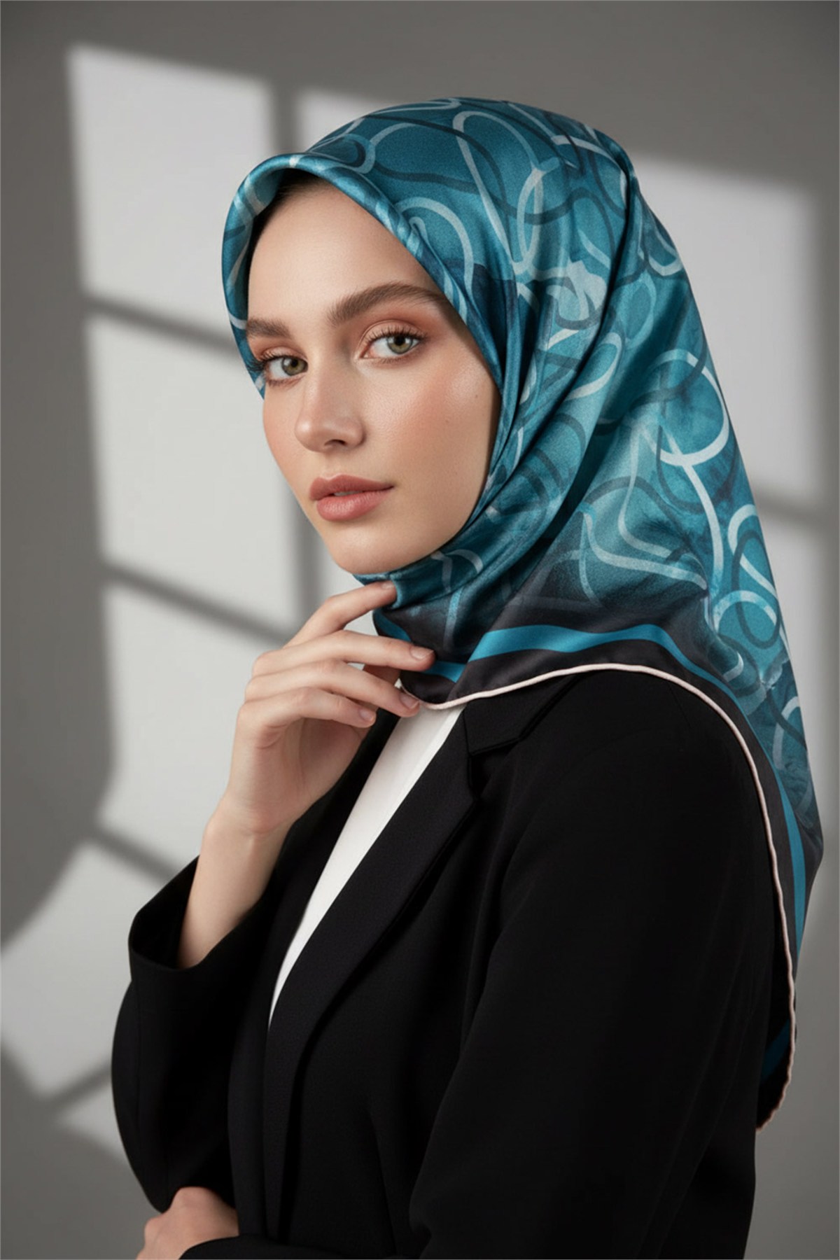 Kristal Geometrik Desenli Petrol Mavisi Renkli 90x90 Eşarp (İpek İçermez) Kenar Dikiş Şekli El Dikişli
