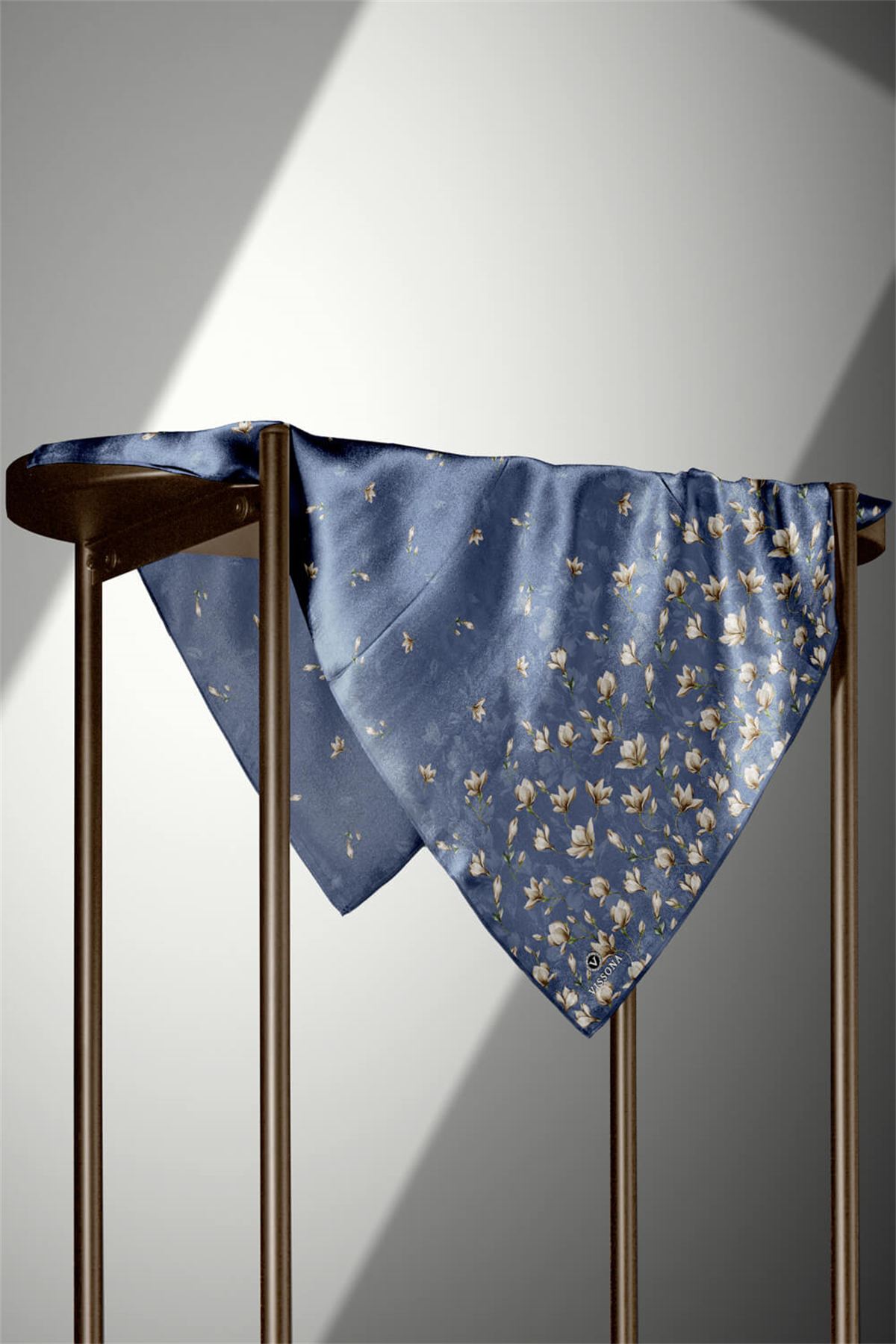 % 57 İPEK % 43 VİSKON Twill İpek Çiçek Desenli İndigo Mavisi Renkli 90x90 Eşarp Dikim Şekli : El Dikişi