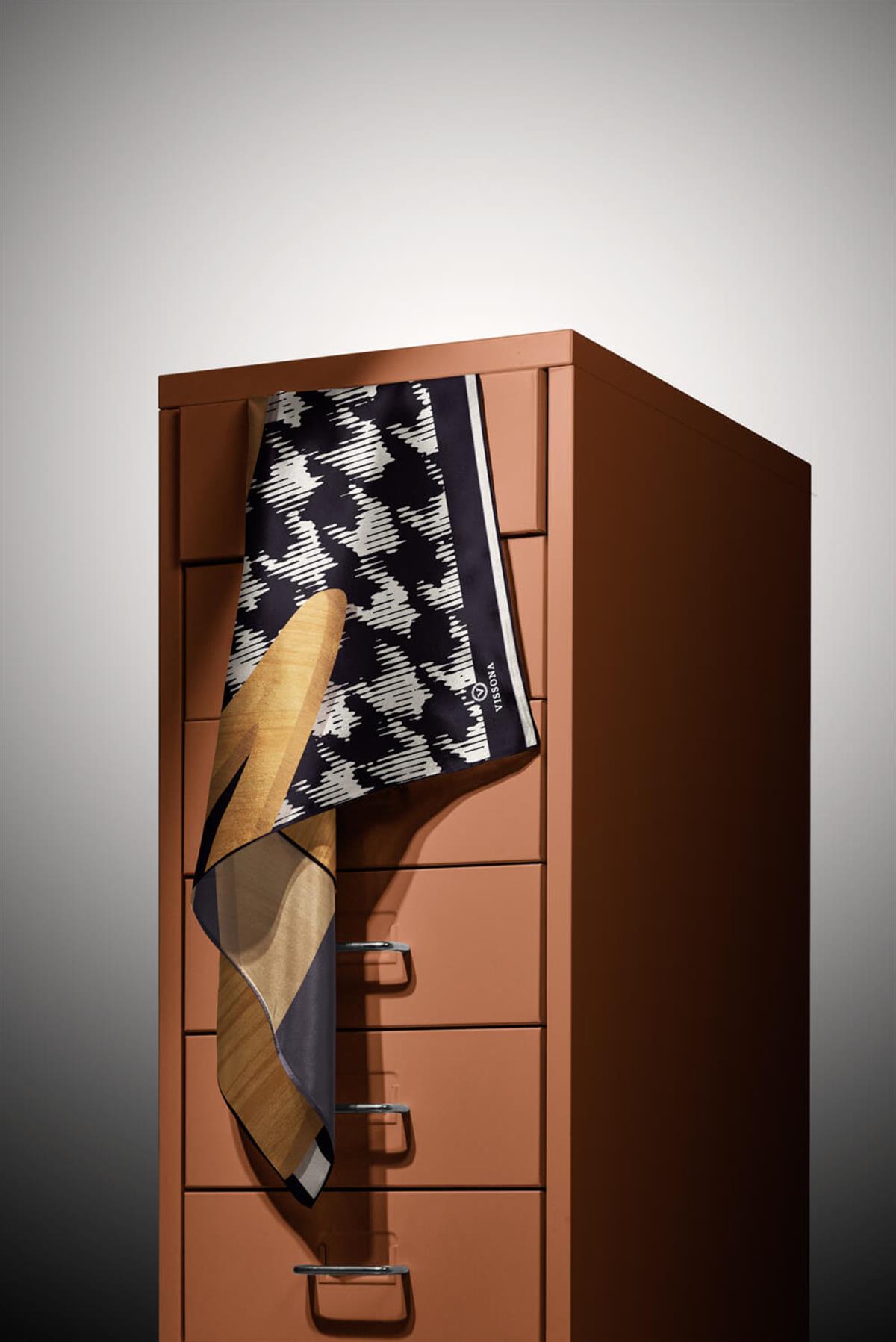 %100 Twill İpek Kazayağı Desenli Gold - Siyah Renkli 90x90 Eşarp Kenar Dikiş Şekli El Dikişli