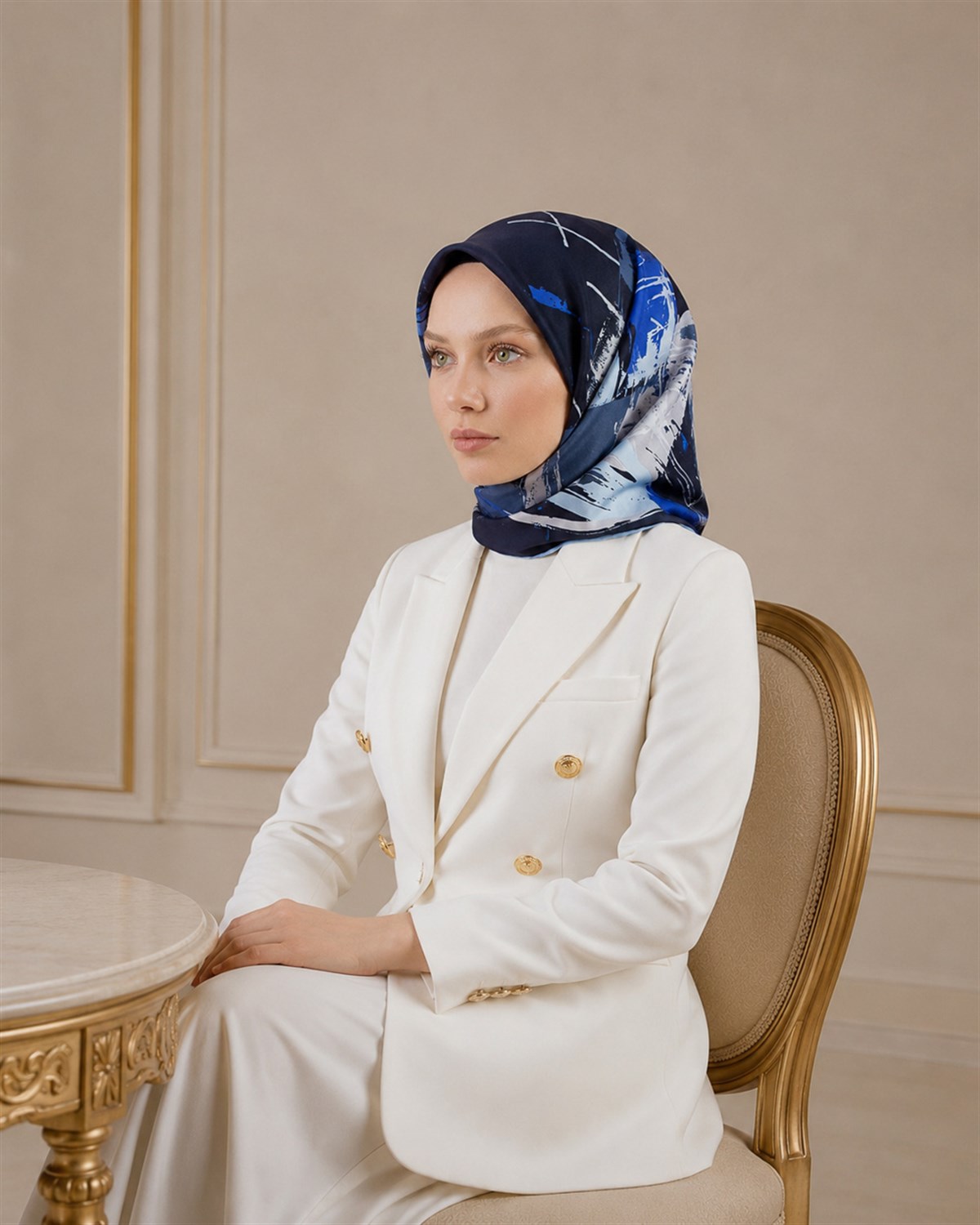 % 57 İPEK % 43 VİSKON Twill İpek Geometrik Desenli Lacivert - Bebe Mavisi Renkli 90x90 Eşarp Dikim Şekli : El Dikişi