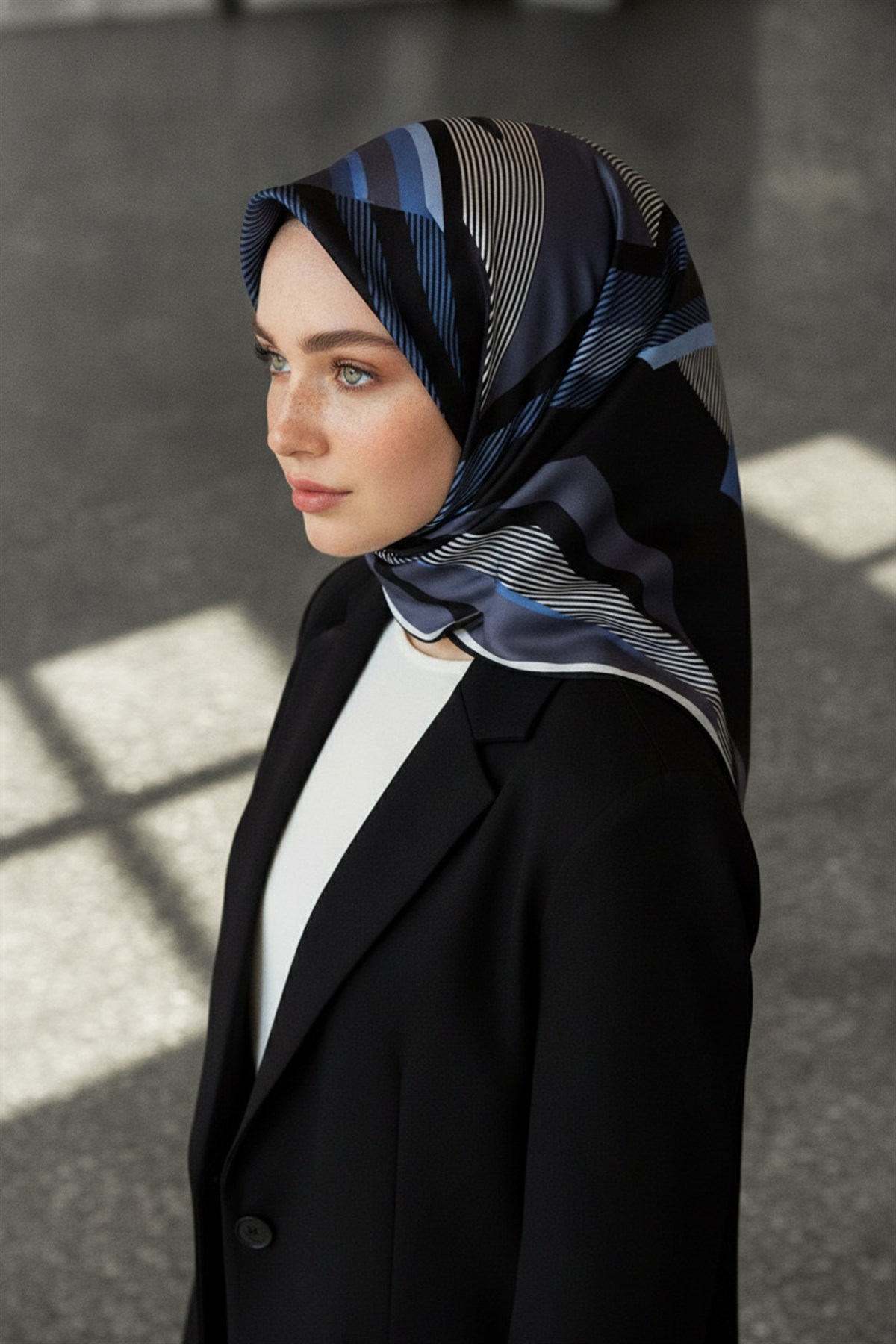%100 Twill İpek Geometrik Desenli İndigo - Siyah Renkli 90x90 Eşarp Dikim Şekli : El Dikişi