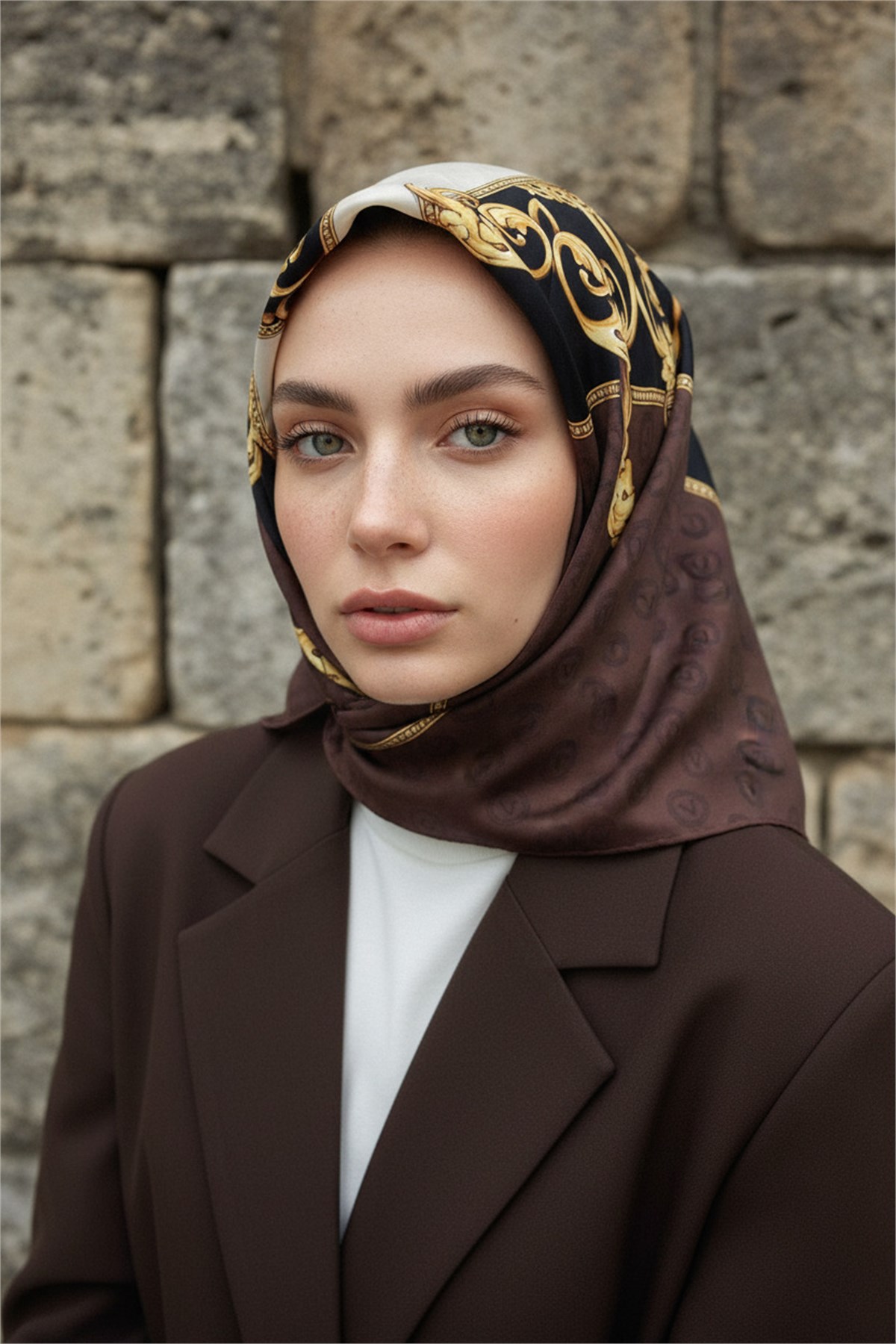 %100 Twill İpek Monogram Ve Barok Desenli Kahverengi Renkli 90x90 Eşarp Dikim Şekli : El Dikişi