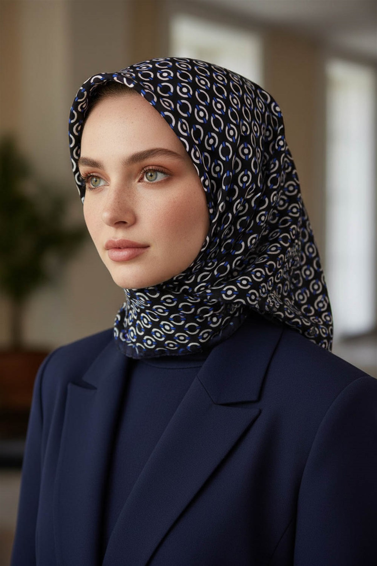 %100 Twill İpek Zincir Desenli Siyah - Saks Renkli 90x90 Eşarp Kenar Dikiş Şekli El Dikişli