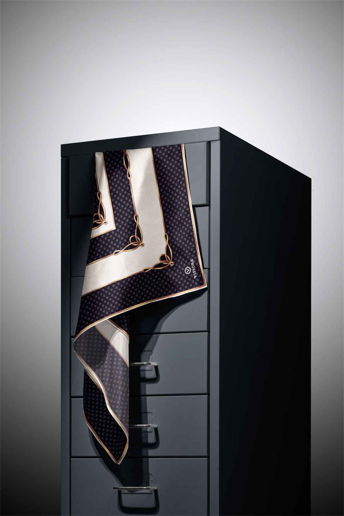 % 57 İPEK % 43 VİSKON Twill İpek Puantiyeli Ve Geometrik Desenli Siyah - Krem Renkli 90x90 Eşarp Dikim Şekli : El Dikişi