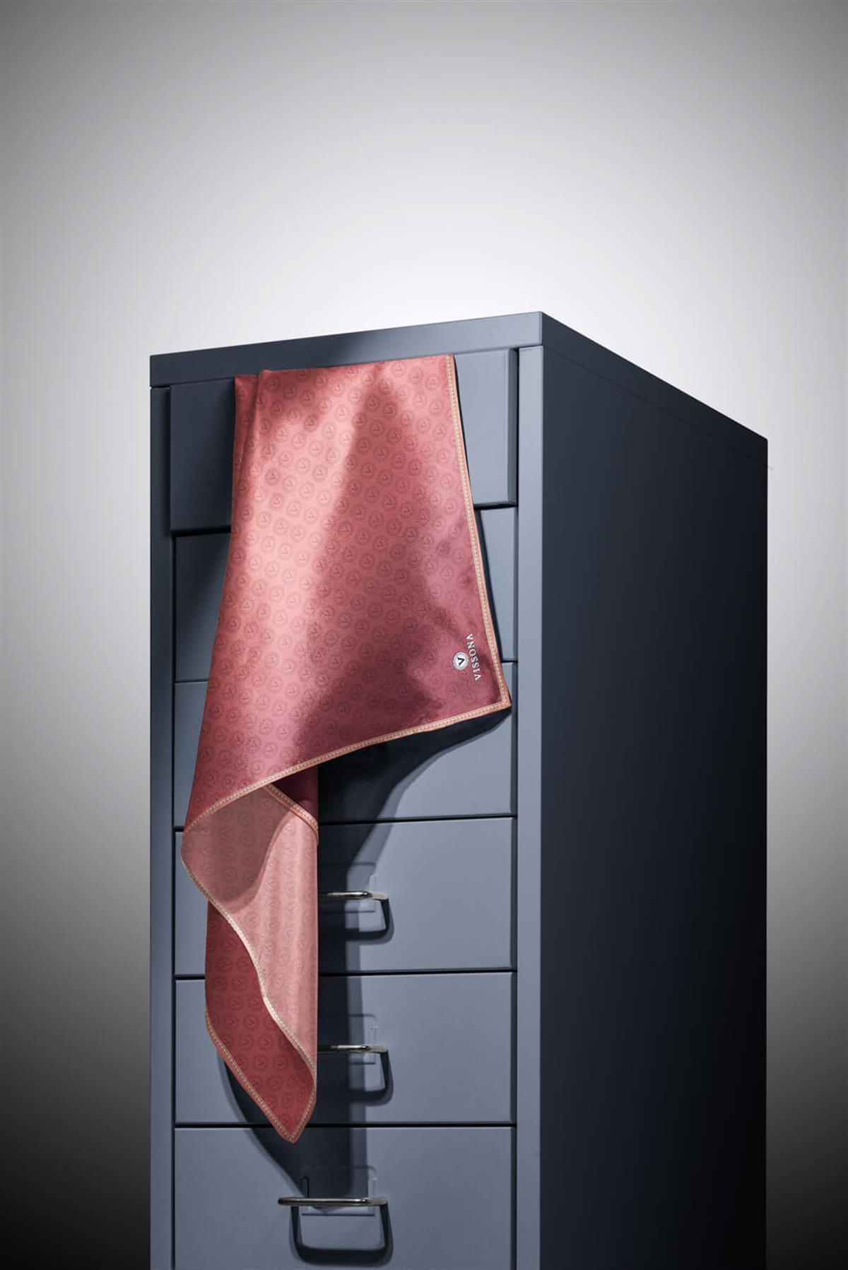 % 57 İPEK % 43 VİSKON Twill İpek Monogram Desenli Gül Kurusu Renkli 90x90 Eşarp Dikim Şekli : El Dikişi