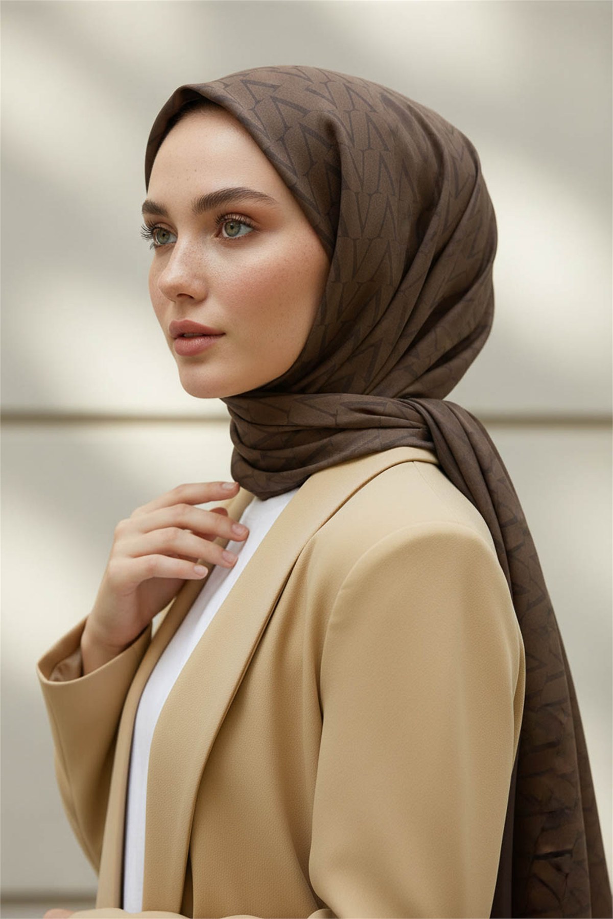 KREP DEGRADELİ MONOGRAM DESENLİ BEJ RENKLİ 75X195 KIRIŞMAZ ŞAL