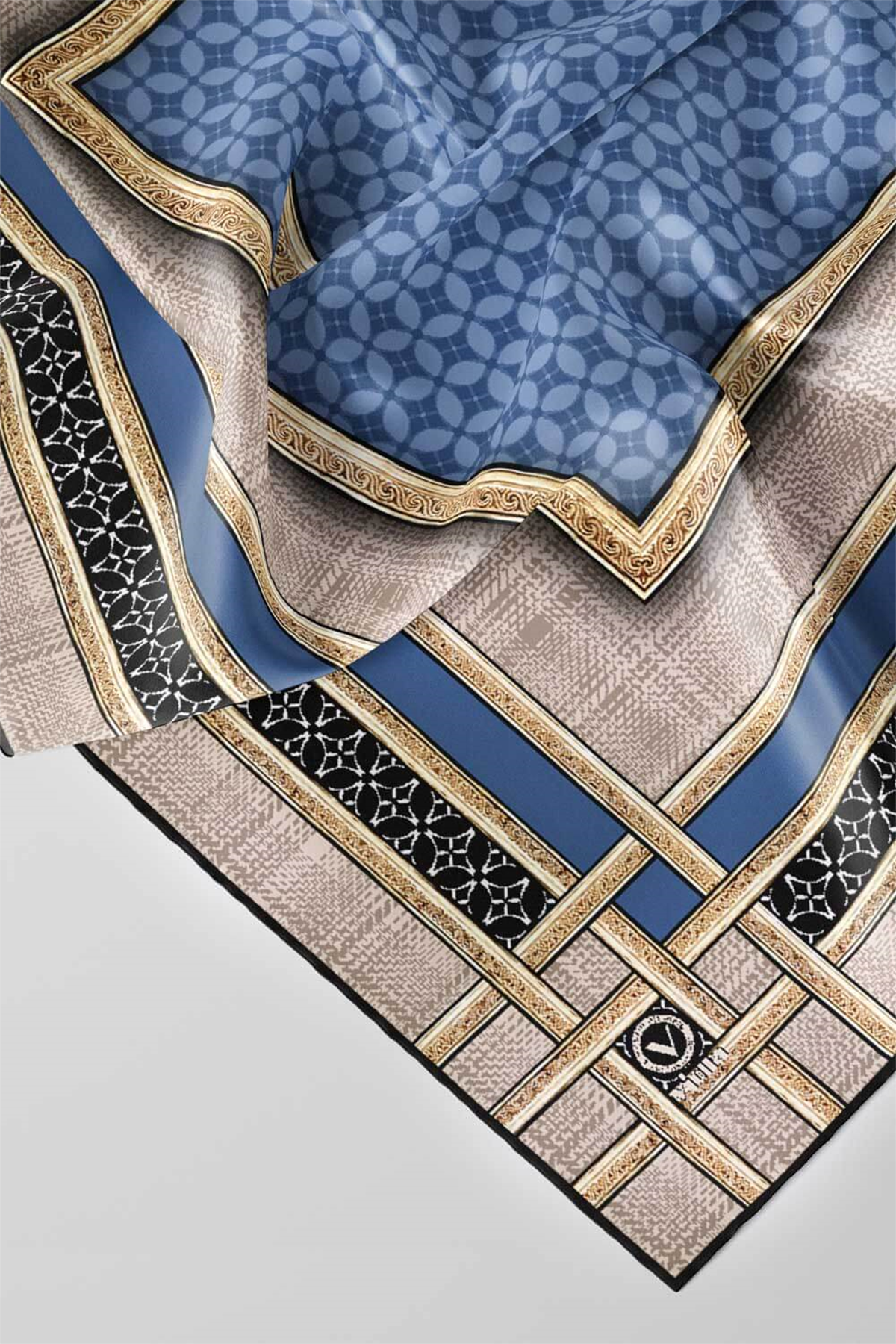 Twill Gold Bordürlü Geometrik Desenli Bebe Mavisi Renkli 90x90 Eşarp (İpek İçermez) Kenar Dikiş Şekli El Dikişli
