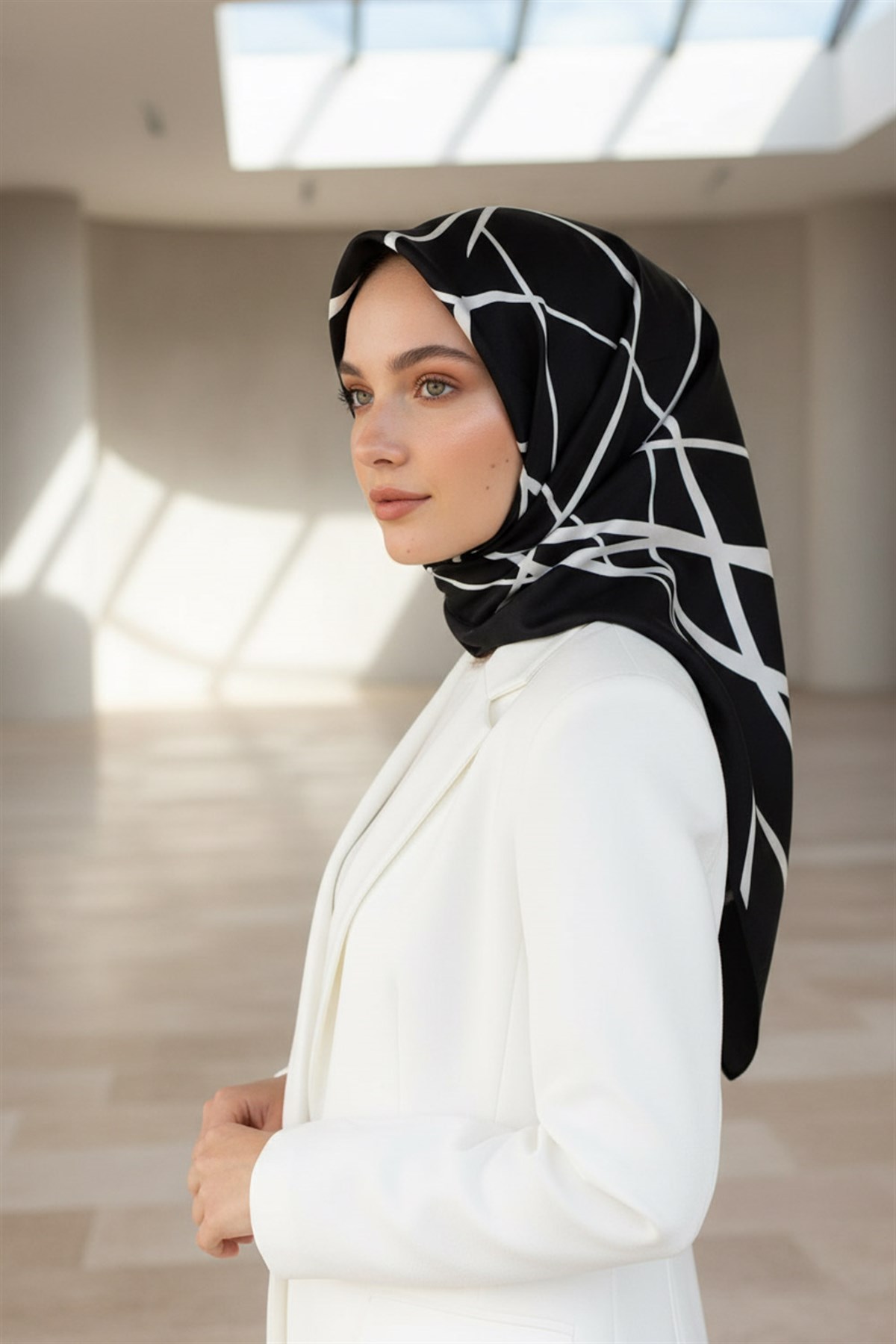 %57 İPEK %43 VİSKON Twill İpek Çizgili Desenli Siyah - Beyaz Renkli 90x90 Eşarp Dikim Şekli : El Dikişi