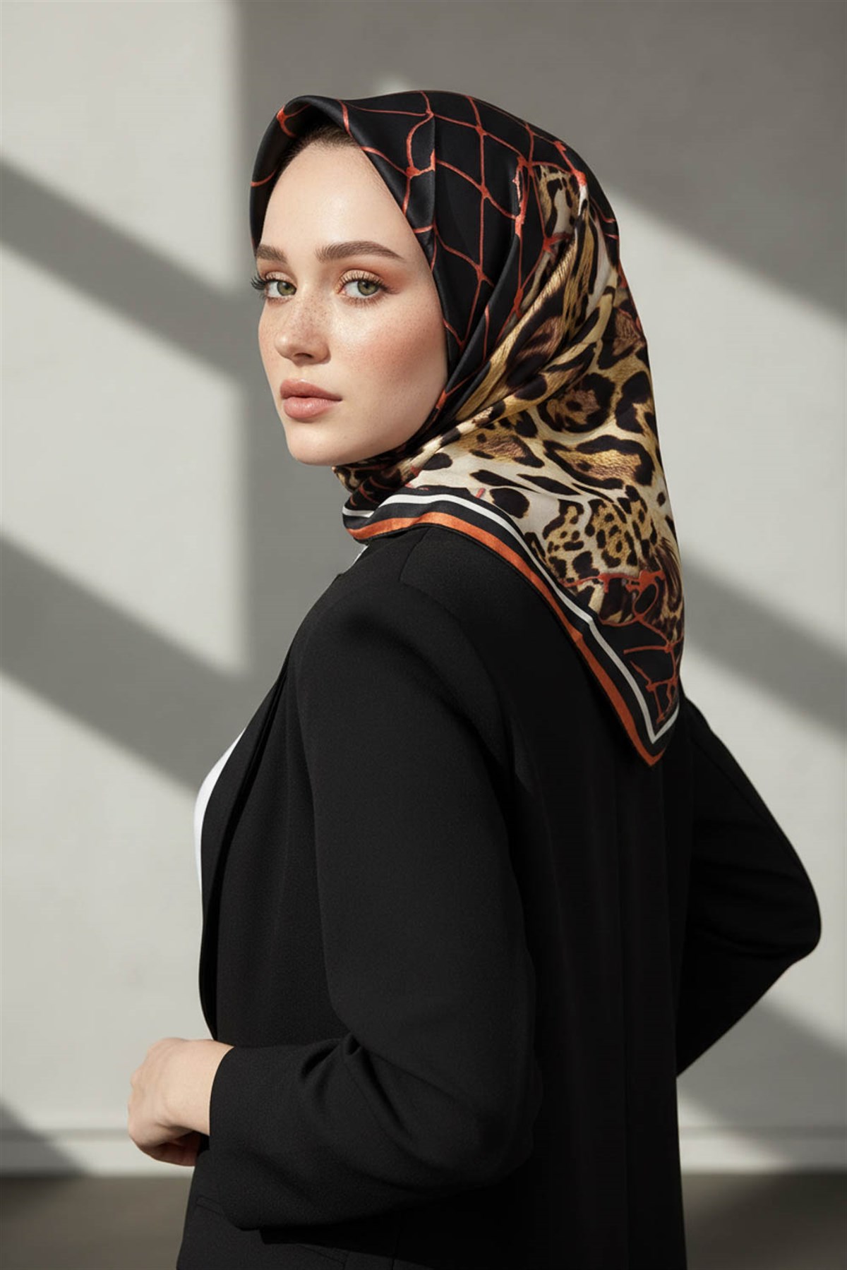 %100 Twill İpek Leopar Desenli Siyah - Taba Renkli 90x90 Eşarp Dikim Şekli : El Dikişi