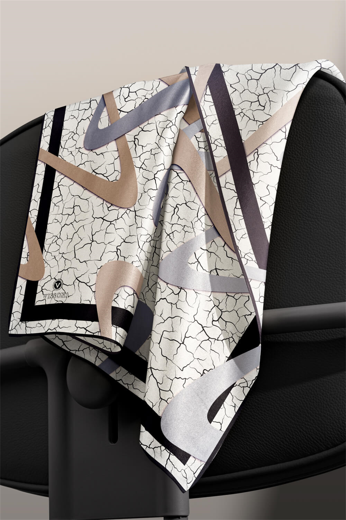 %100 Twill İpek Geometrik Ve Çatlak Desenli Gri - Bej Renkli 90x90 Eşarp Dikim Şekli : El Dikişi