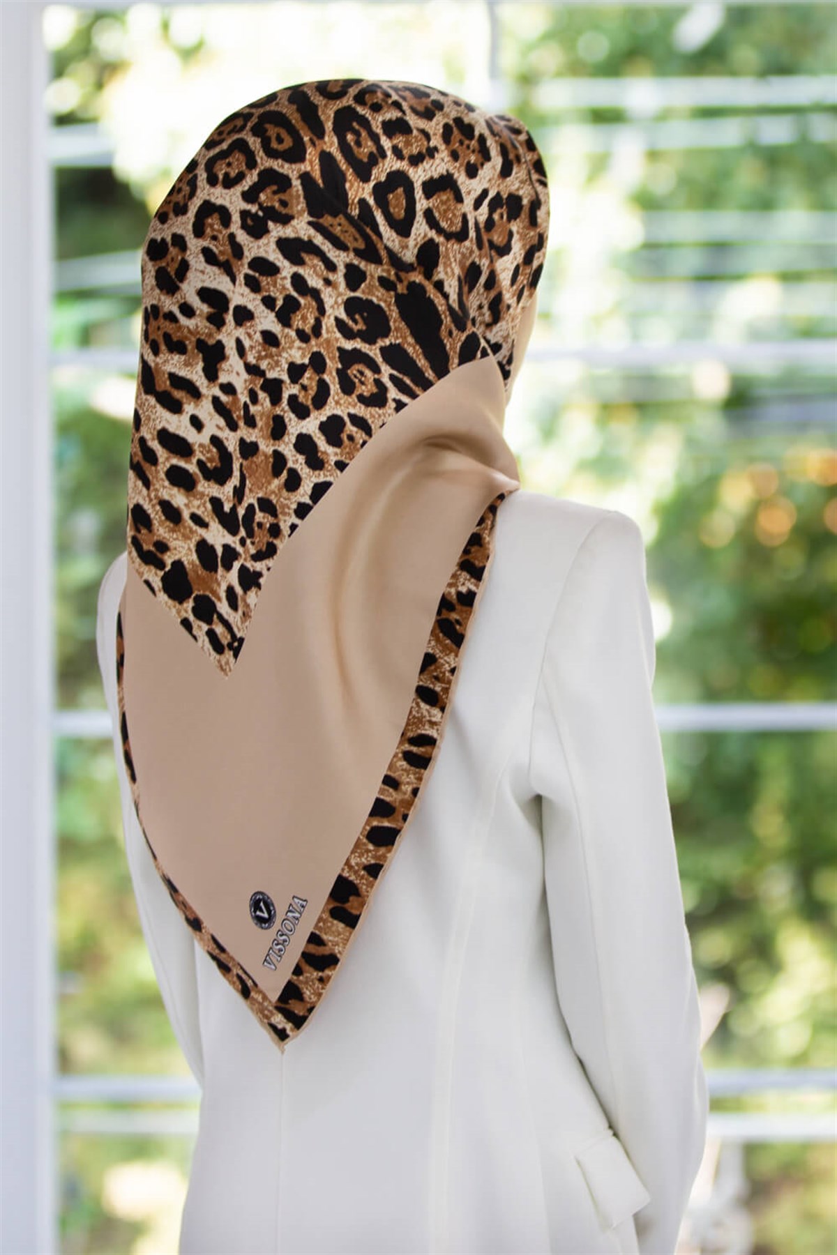 %100 Twill İpek Leopar Desenli Bej Renkli 90x90 Eşarp Dikim Şekli : El Dikişi