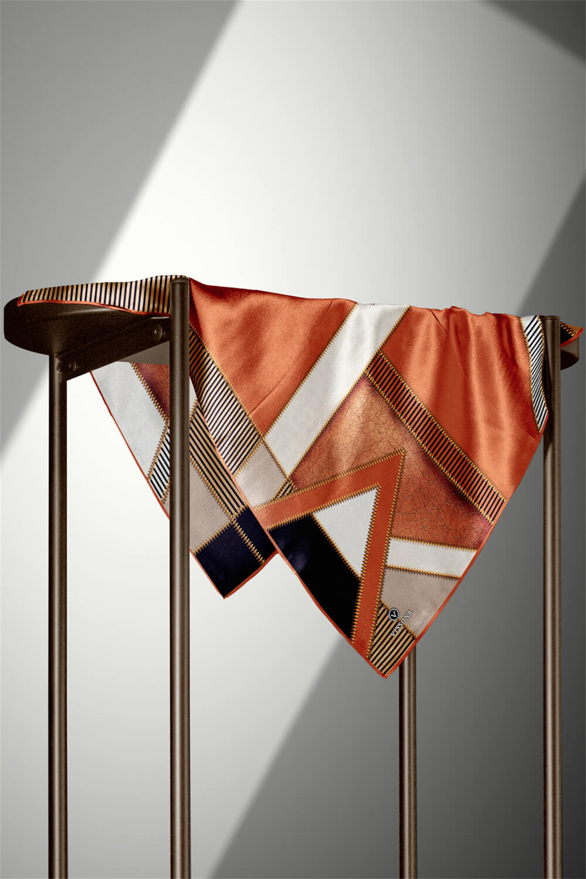 % 57 İPEK % 43 VİSKON Twill İpek Geometrik Desenli Taba - Siyah Renkli 90x90 Eşarp Dikim Şekli : El Dikişi