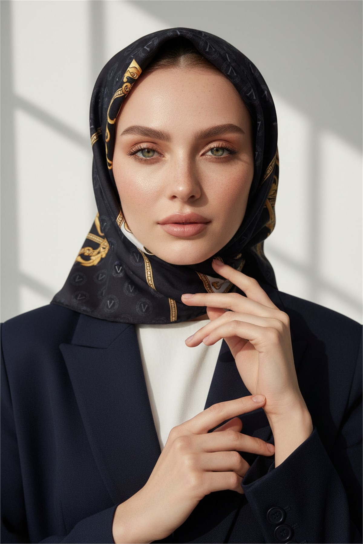 %100 Twill İpek Monogramlı Ve Barok Desenli Siyah - Gold Renkli 90x90 Eşarp Dikim Şekli : El Dikişi