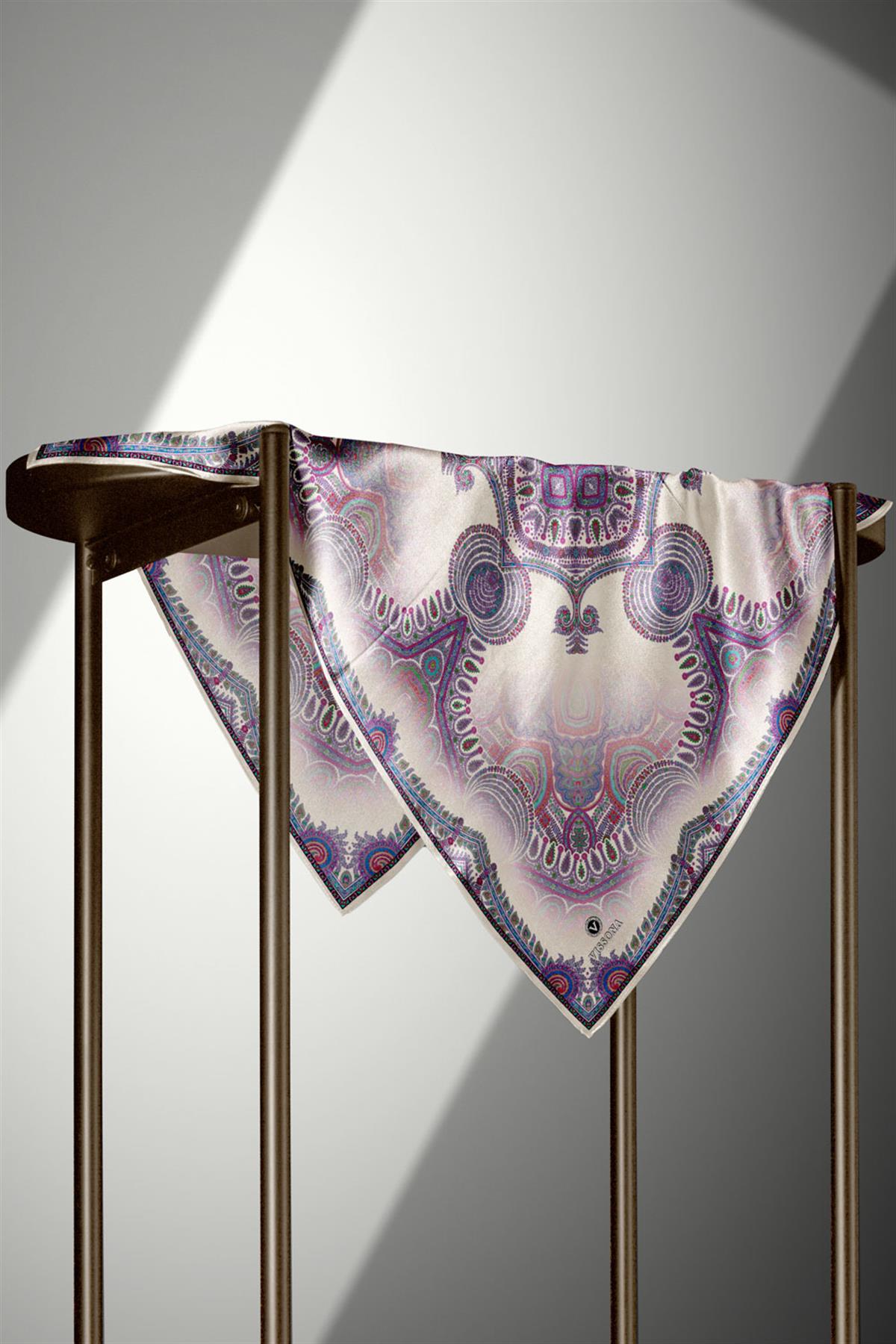 %100 Twill İpek Şal Desenli Krem Renkli 90x90 Eşarp Dikim Şekli : El Dikişi