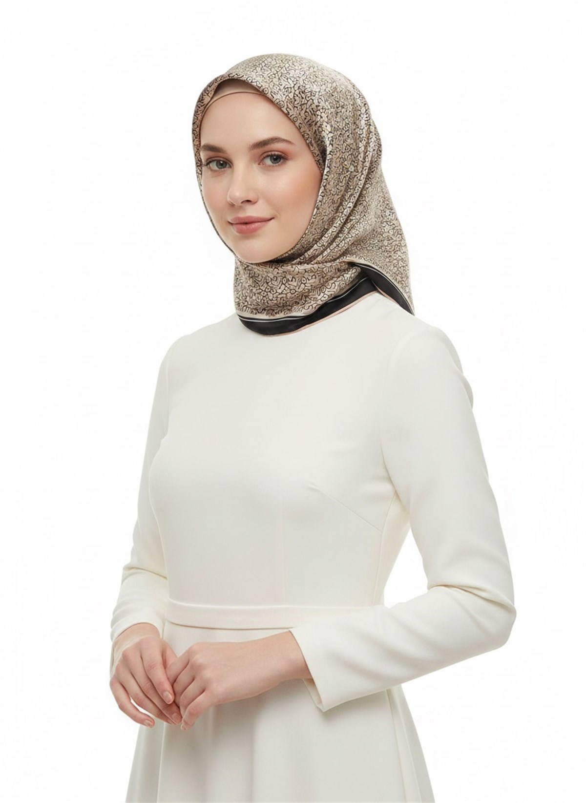 %100 Twill İpek Harf Desenli Bej - Siyah Renkli 90x90 Eşarp Dikim Şekli : El Dikişi