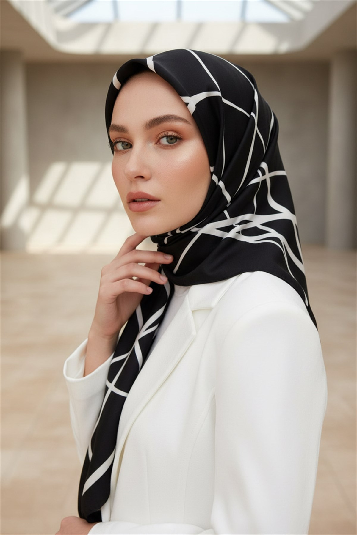 %57 İPEK %43 VİSKON Twill İpek Çizgili Desenli Siyah - Beyaz Renkli 90x90 Eşarp Dikim Şekli : El Dikişi