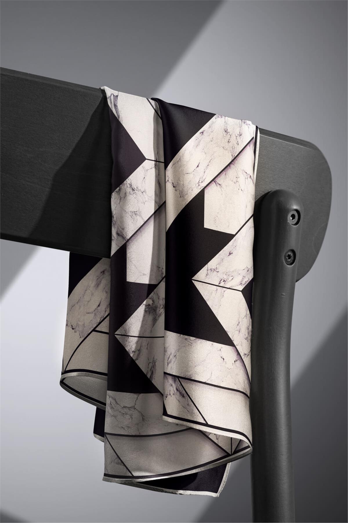 %100 Twill İpek Mermer Desenli Siyah - Krem Renkli 90x90 Eşarp Dikim Şekli : El Dikişi