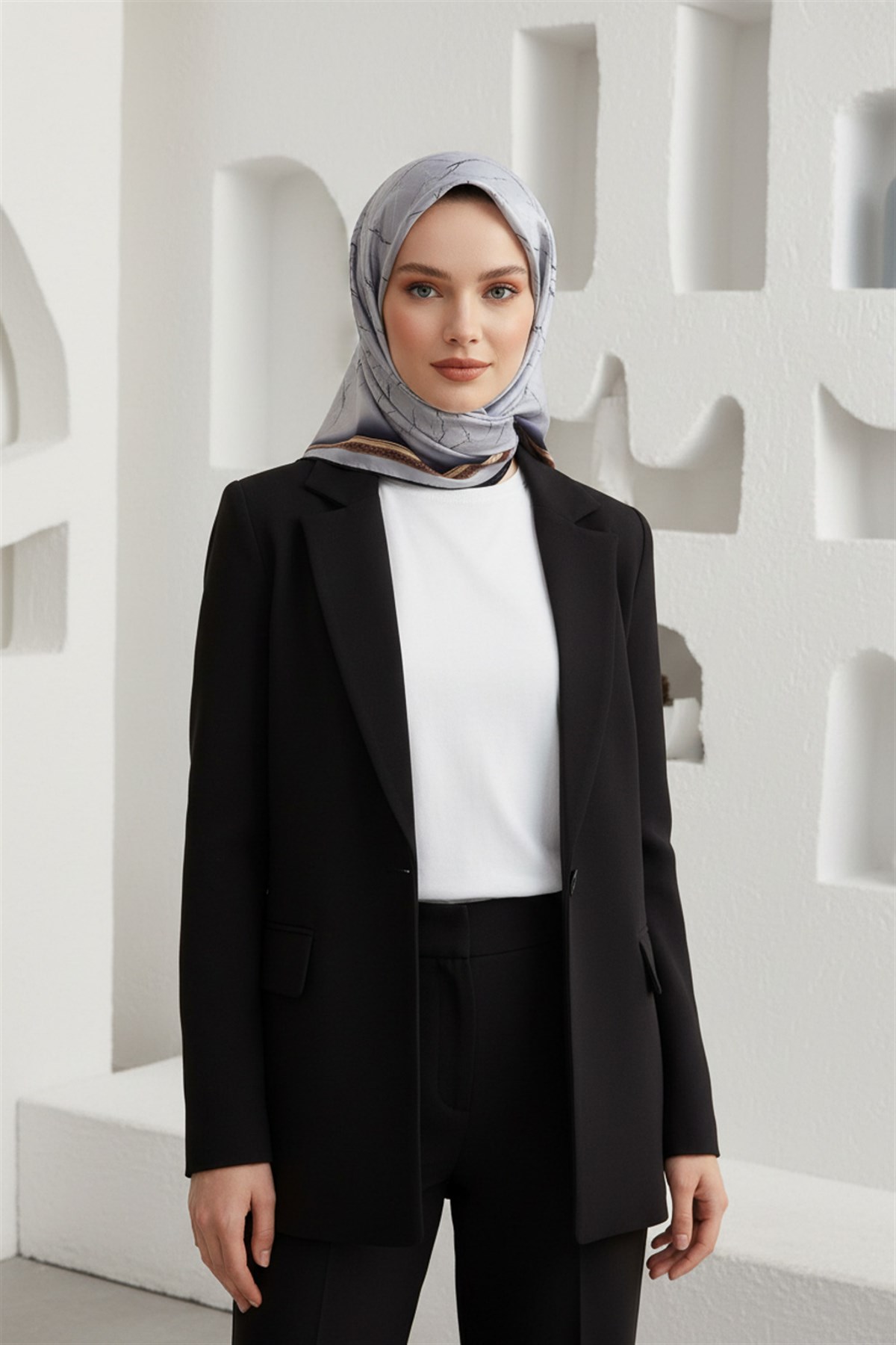 % 57 İPEK % 43 VİSKON Twill İpek Mermer Desenli Gümüş Renkli 90x90 Eşarp Dikim Şekli : El Dikişi