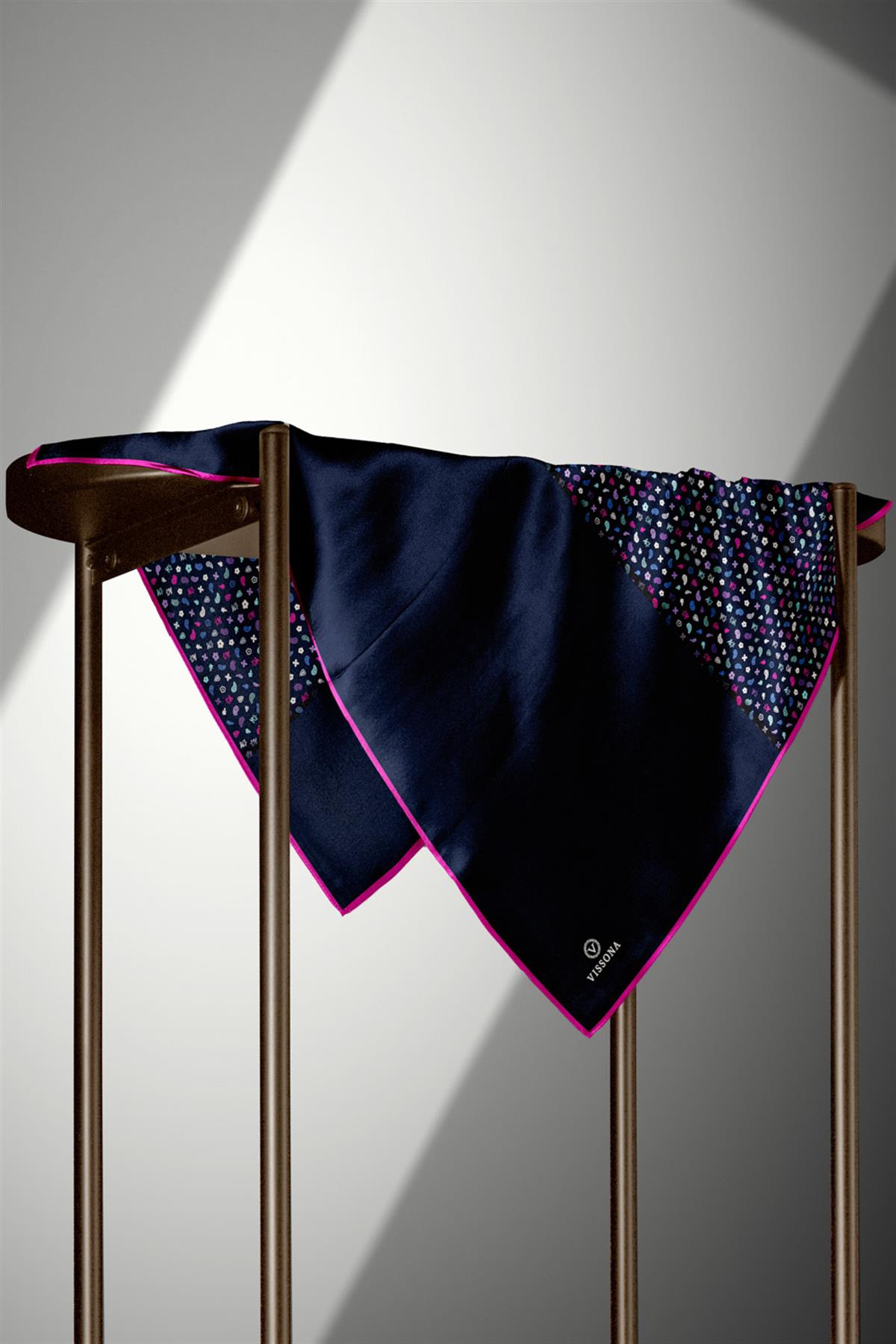 %100 Twill İpek Çıtır Şerit Desenli Lacivert - Fuşya Renkli 90x90 Eşarp Dikim Şekli : El Dikişi