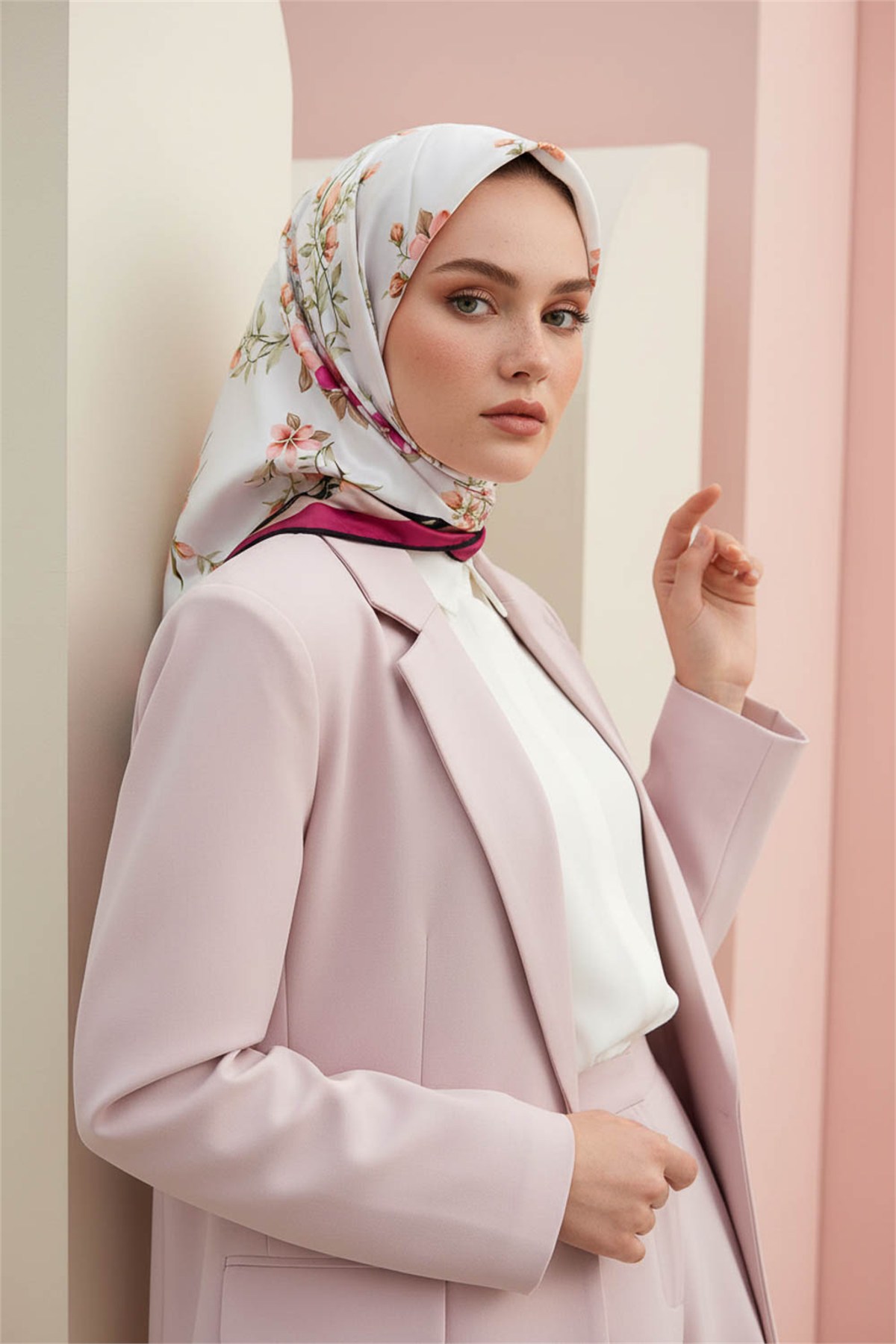 Rayon Çiçek Desenli Mürdüm Renkli 90x90 Eşarp (İpek İçermez) Dikim Şekli : El Dikişi