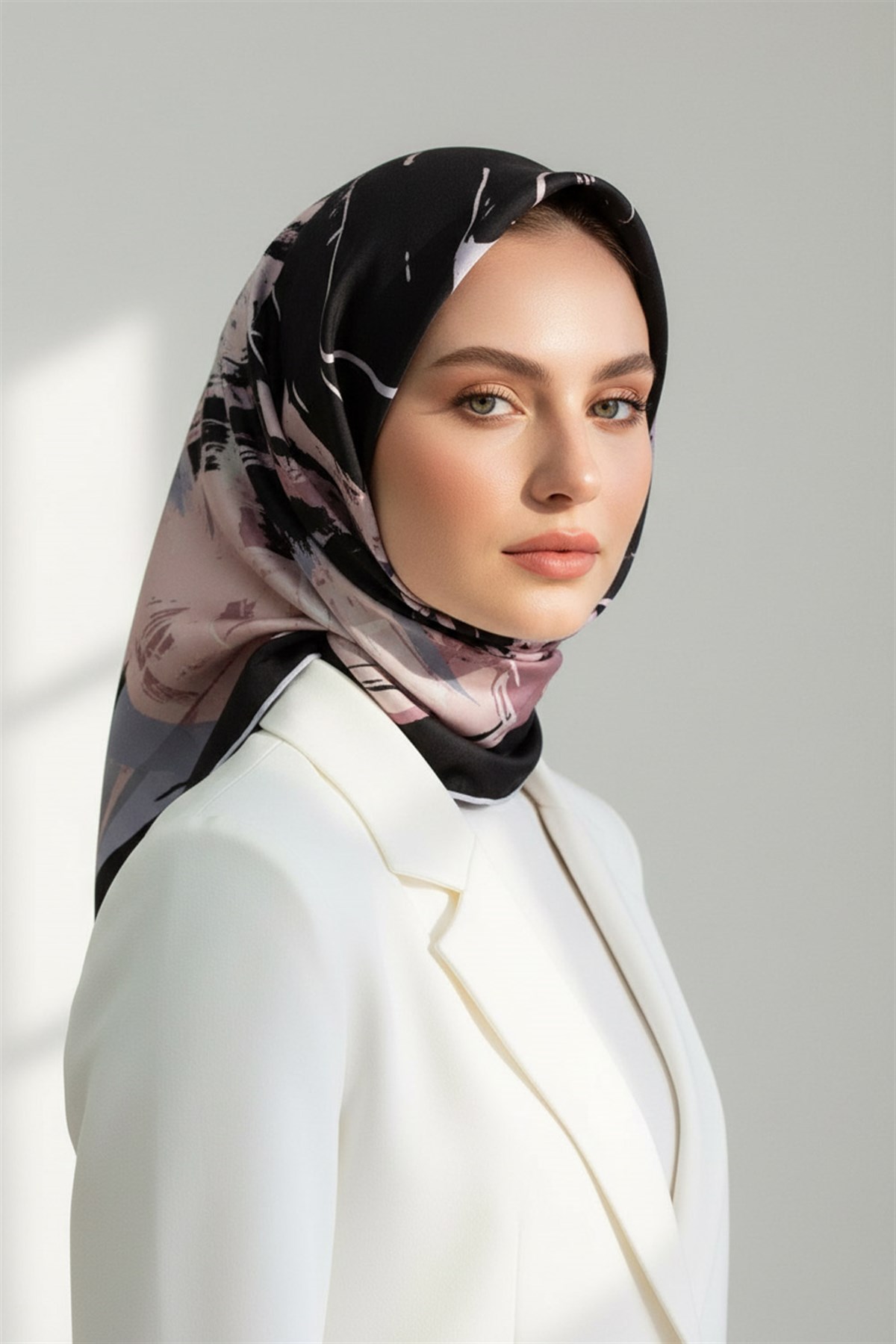 % 57 İPEK % 43 VİSKON Twill İpek Geometrik Desenli Siyah - Pudra Renkli 90x90 Eşarp Dikim Şekli : El Dikişi