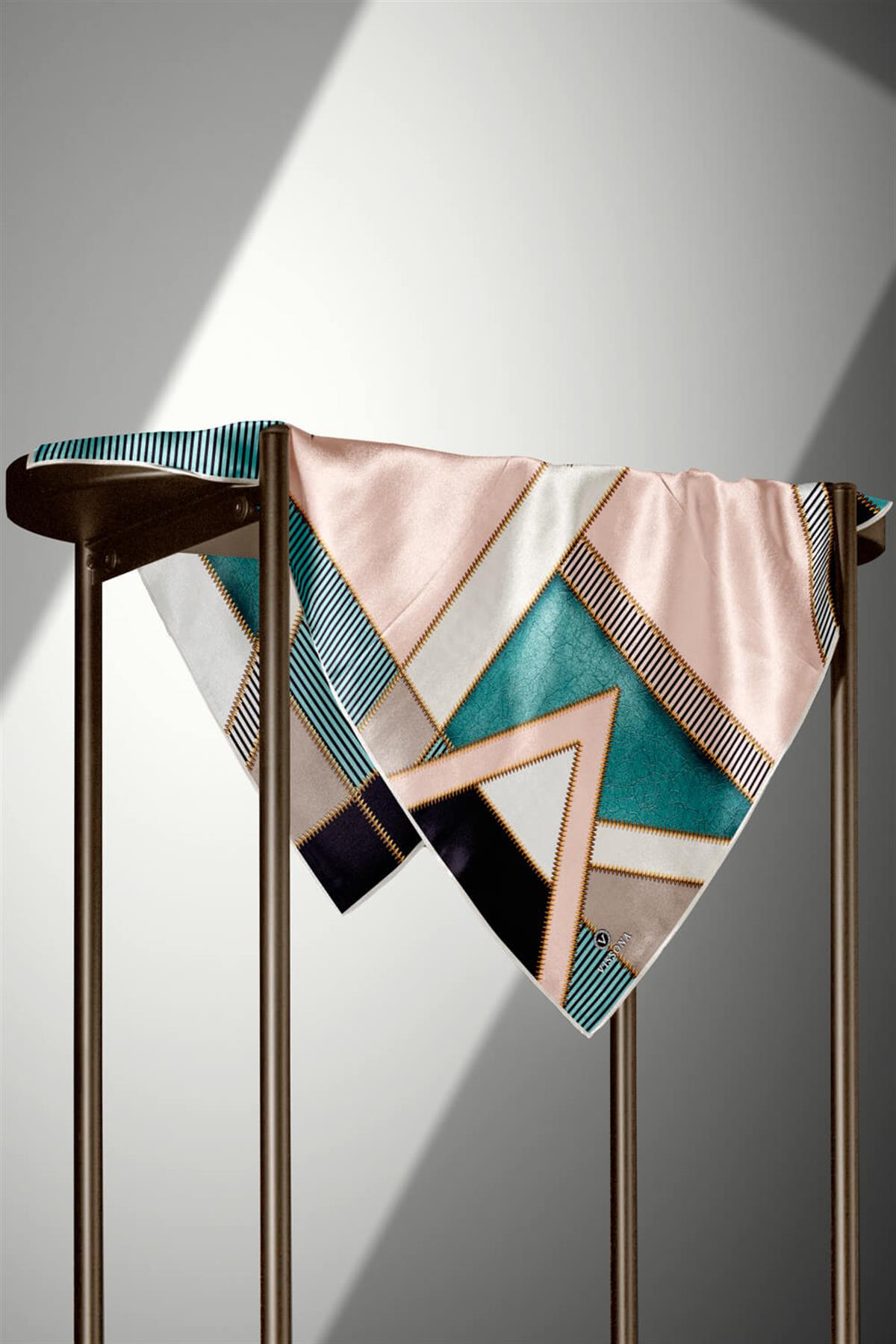 %100 Twill İpek Geometrik Desenli Zümrüt Yeşili - Somon Renkli 90x90 Eşarp Dikim Şekli : El Dikişi