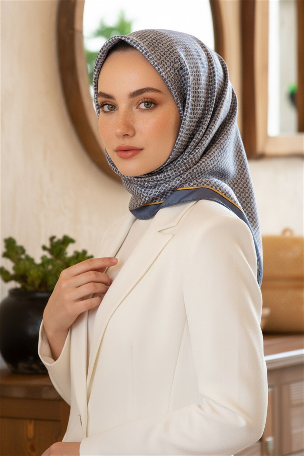%100 Twill İpek Minik Motif Desenli İndigo - Krem Renkli 90x90 Eşarp Dikim Şekli : El Dikişi