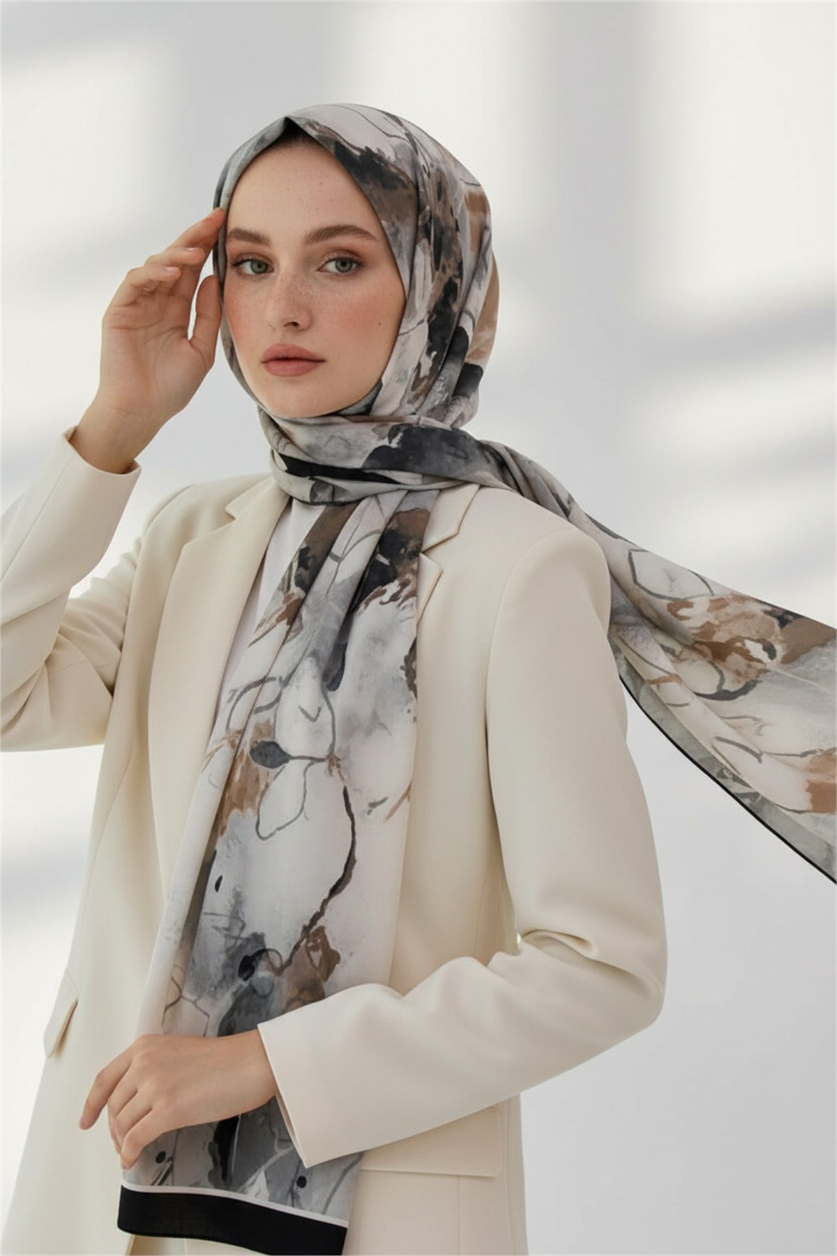 KREP SULU BOYA YAPRAK DESENLİ GRİ RENKLİ 75X195 KIRIŞMAZ ŞAL