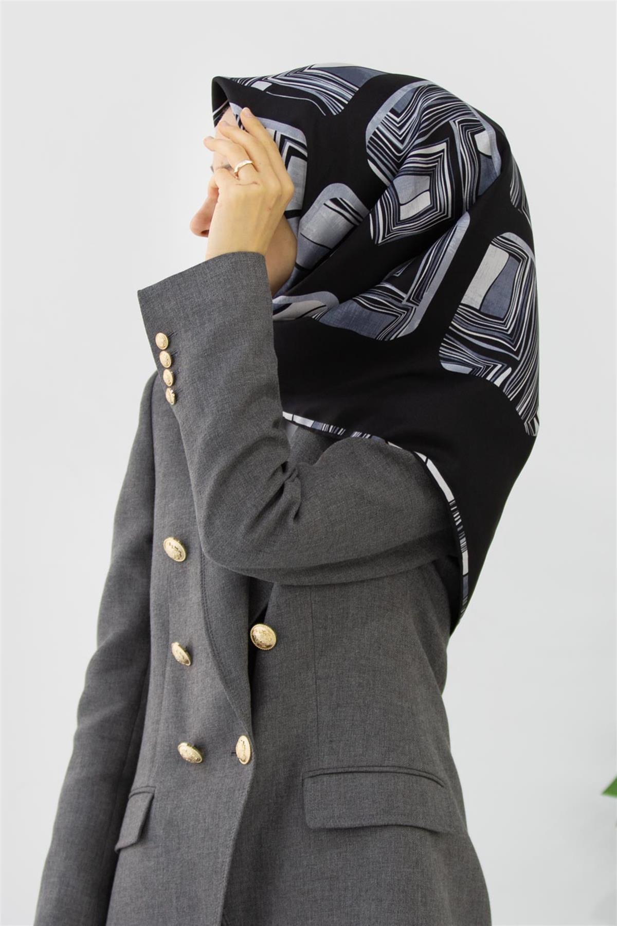 %100 Twill İpek Geometrik Kare Desenli Siyah - Beyaz Renkli 90x90 Eşarp Dikim Şekli : El Dikişi