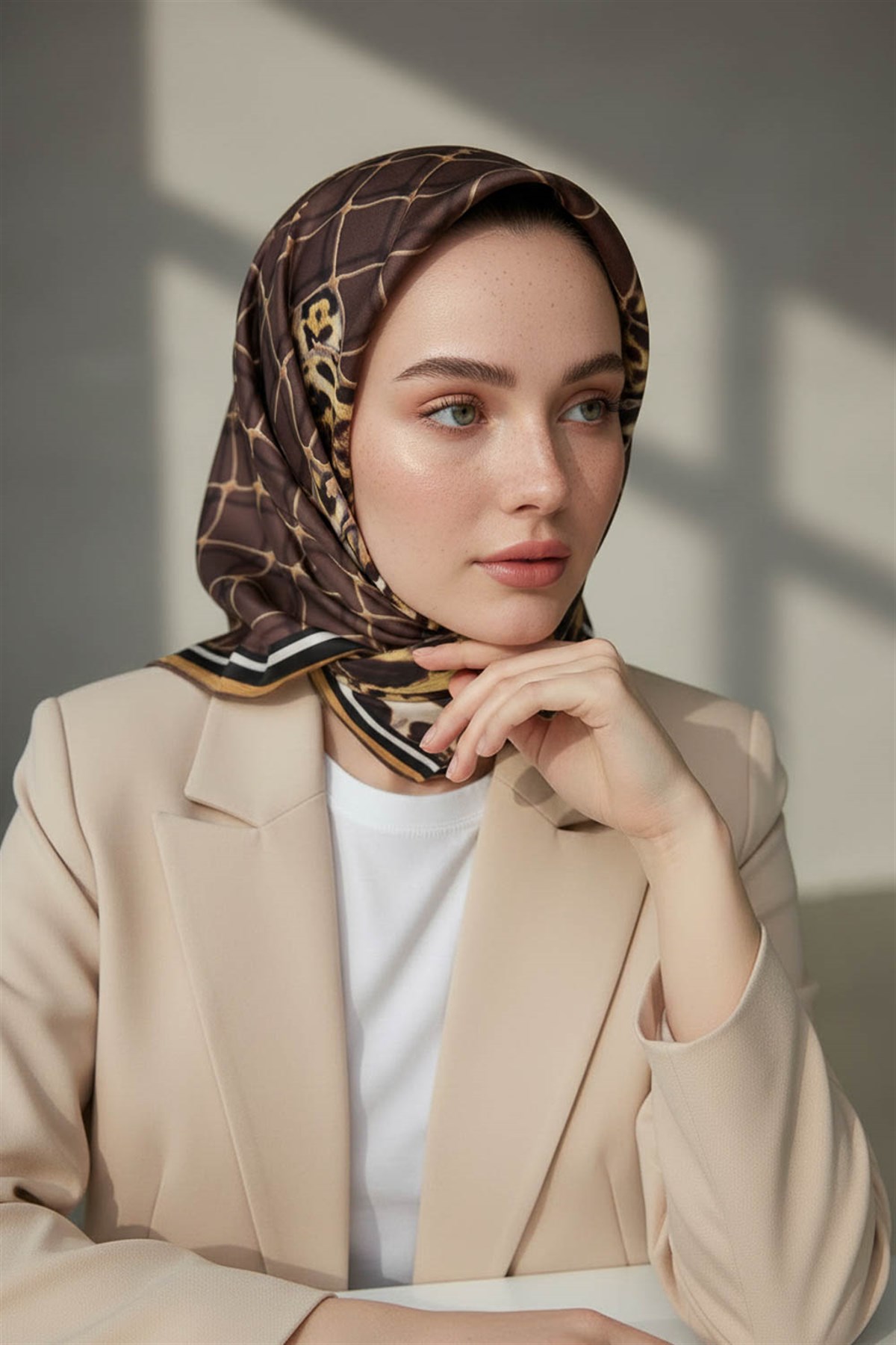 %100 Twill İpek Leopar Desenli Sütlükahverengi Renkli 90x90 Eşarp Dikim Şekli : El Dikişi