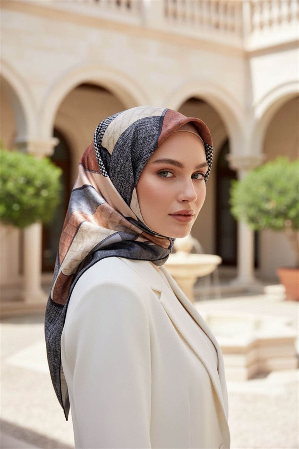 %100 Twill İpek Kazayaklı Ve Geometrik Desenli Gri - Bakır Renkli 90x90 Eşarp Dikim Şekli : El Dikişi