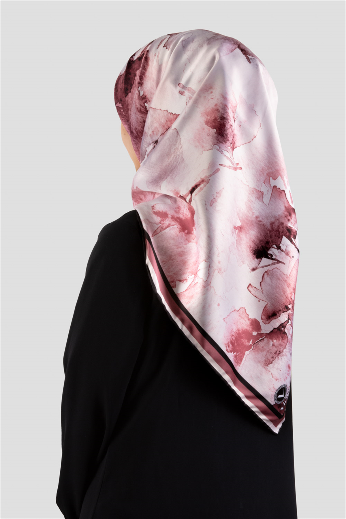 Rayon Sulu Boya Çiçek Desenli Pudra Renkli 90x90 Dikim Şekli : El Dikişi Eşarp (İpek İçermez)