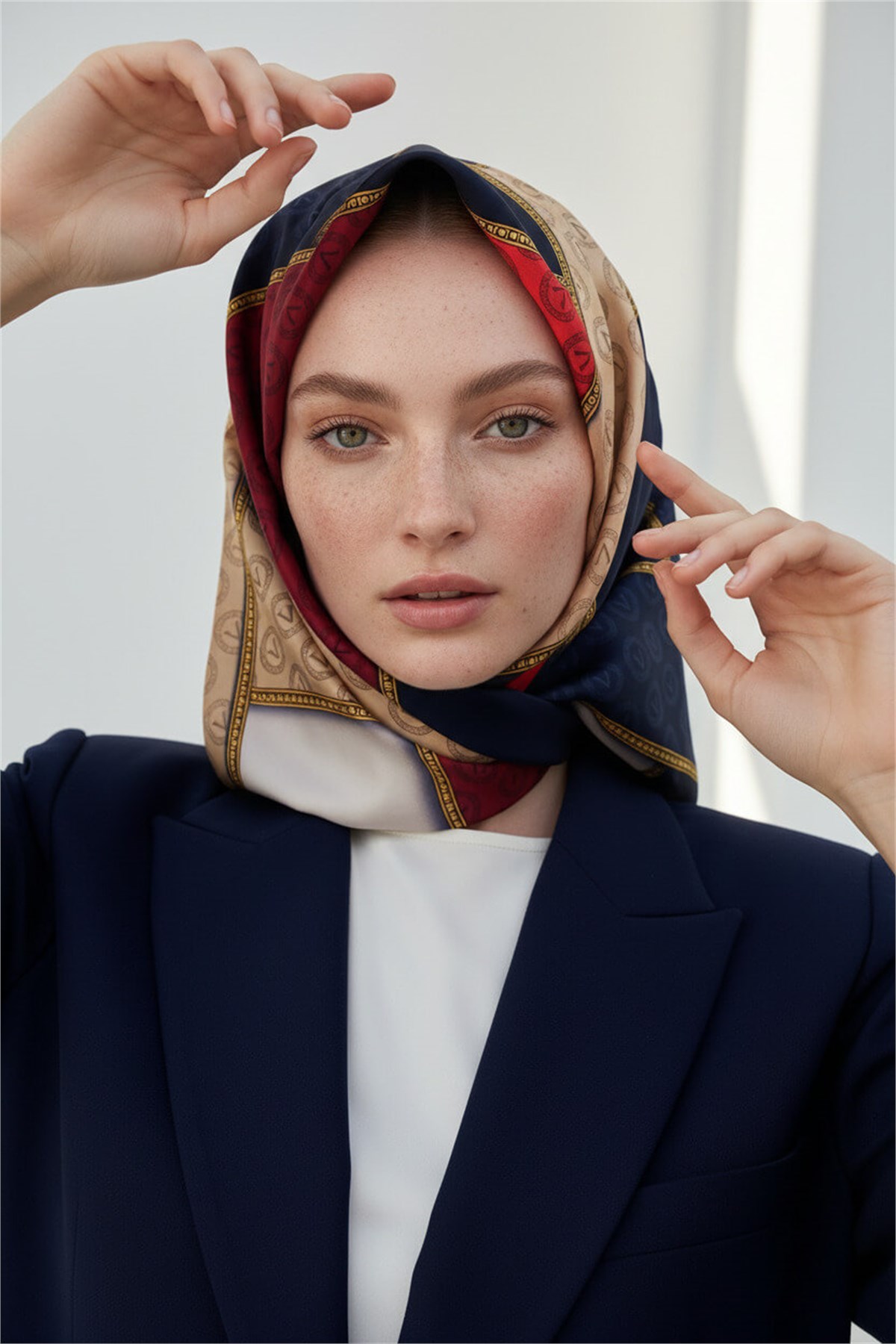 %100 Twill İpek Geometrik Desenli Lacivert - Kırmızı Renkli 90x90 Eşarp Dikim Şekli : El Dikişi