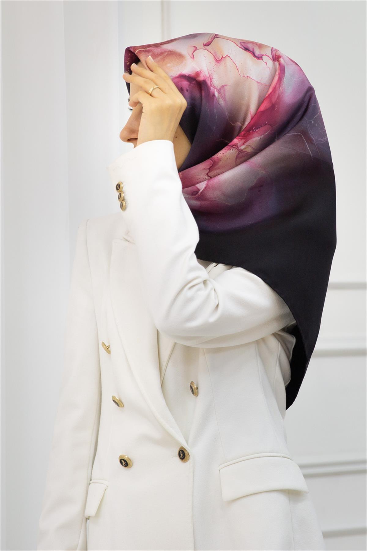 %100 Twill İpek Duman Desenli Siyah - Gold Renkli Renkli 90x90 Eşarp Dikim Şekli : El Dikişi