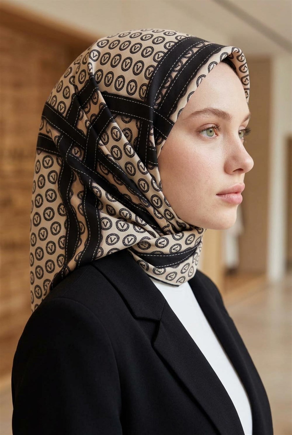 %100 Twill İpek Monogram ve Şerit Desenli Krem - Siyah Renkli 90x90 Eşarp Dikim Şekli : El Dikişi