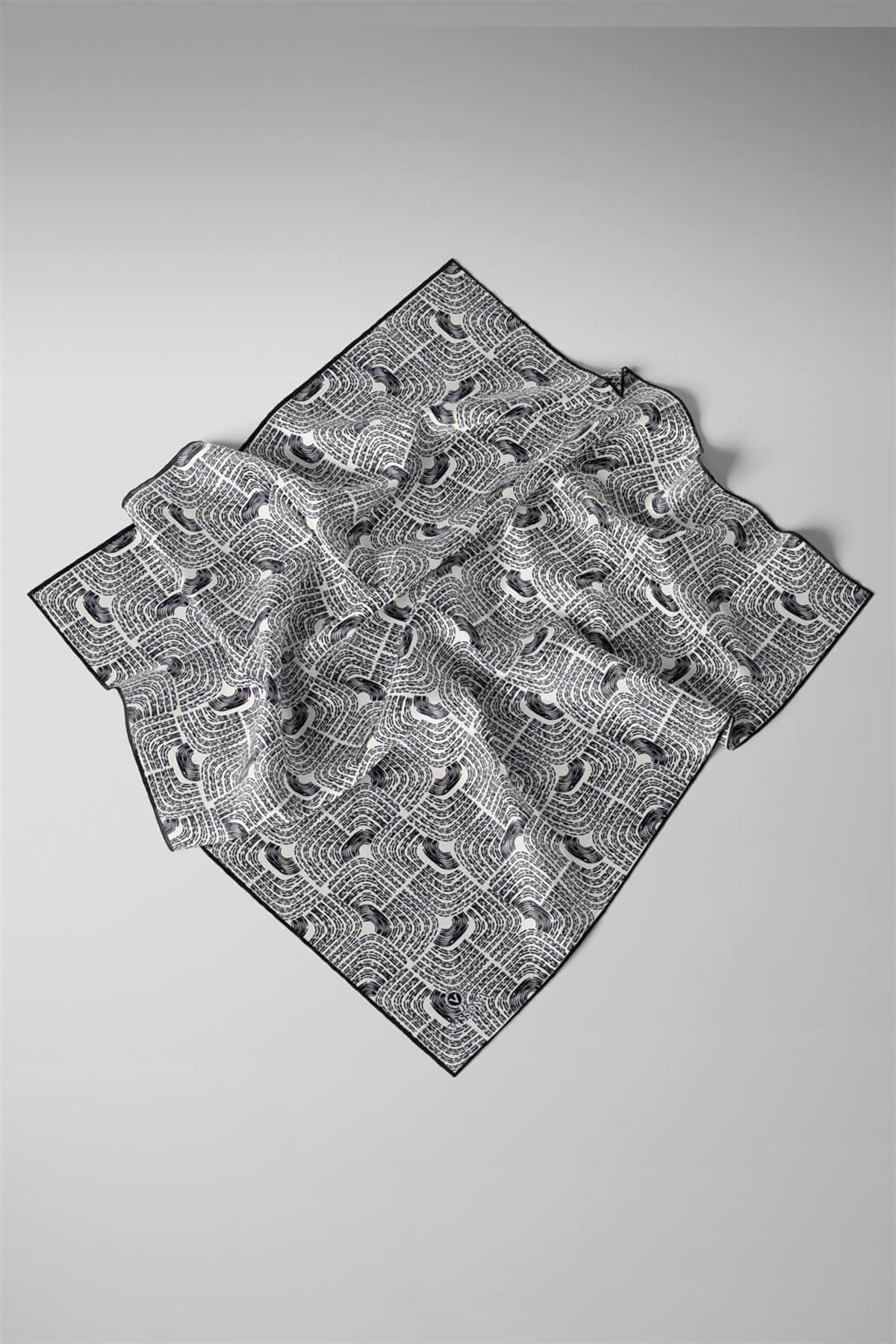 %100 Twill İpek Geometrik Desenli Siyah - Beyaz Renkli 90x90 Eşarp Dikim Şekli : El Dikişi